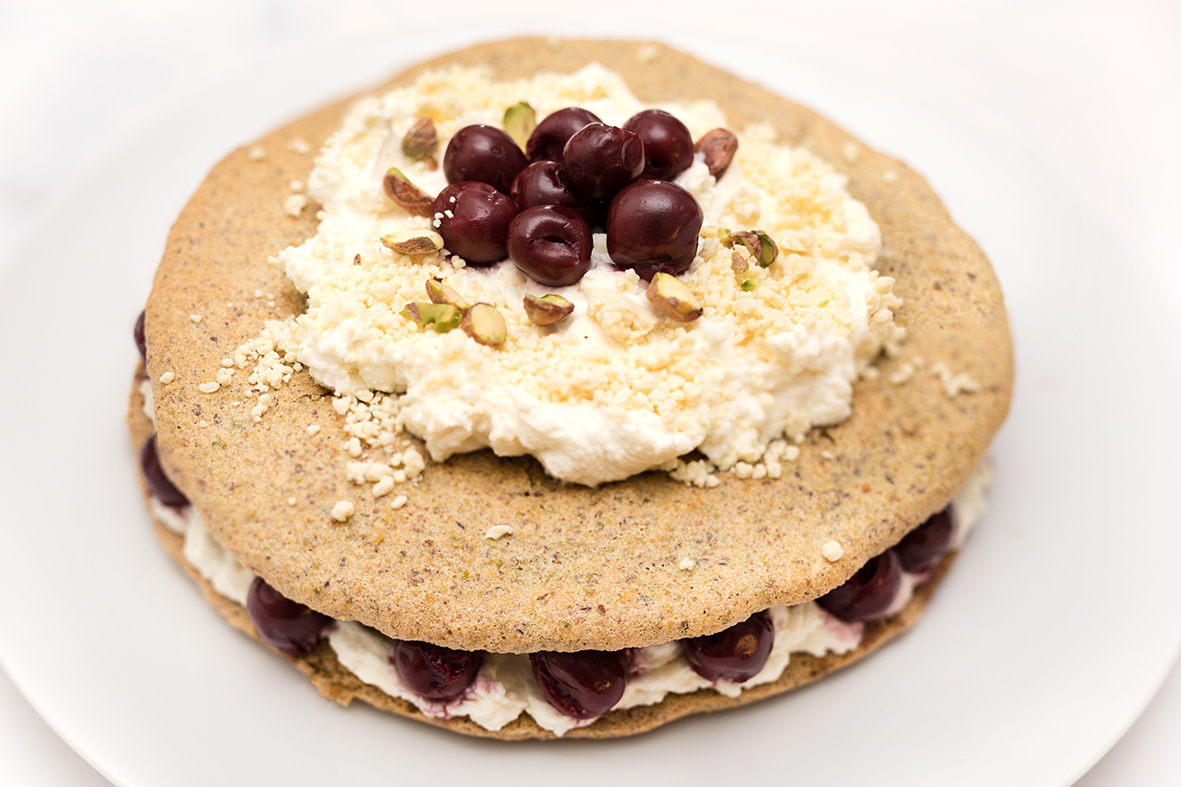 Tarta de pistacho, cerezas y chocolate blanco