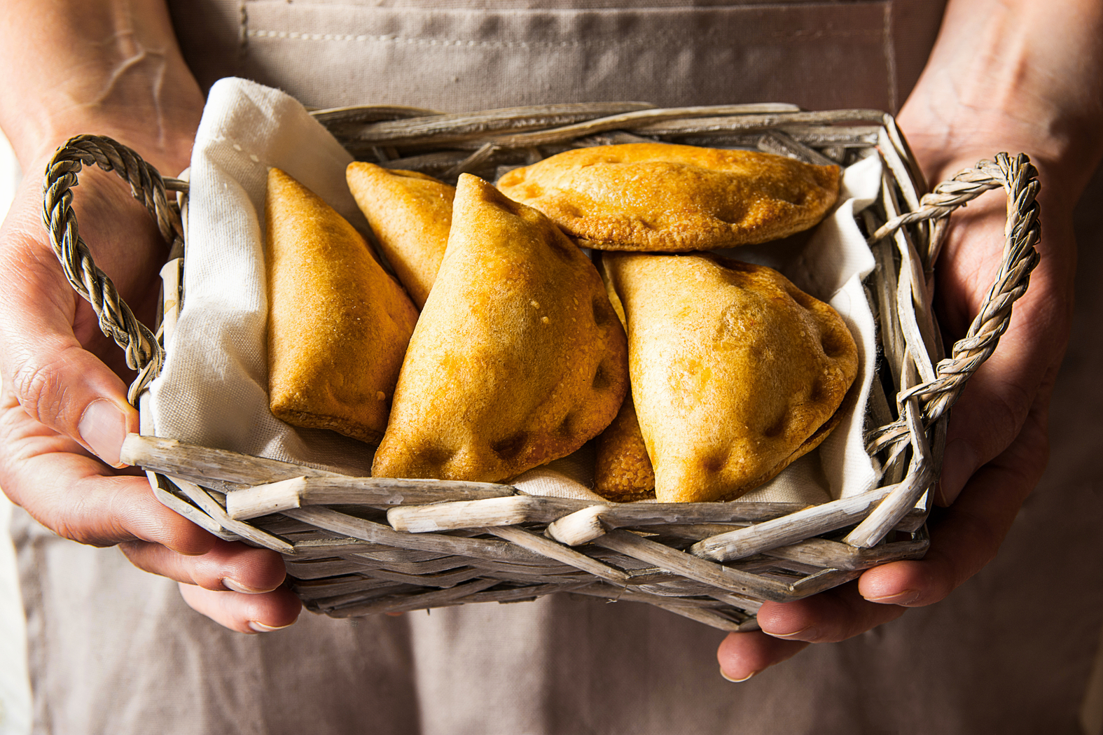 Empanadas de salmón con queso mascarpone y eneldo