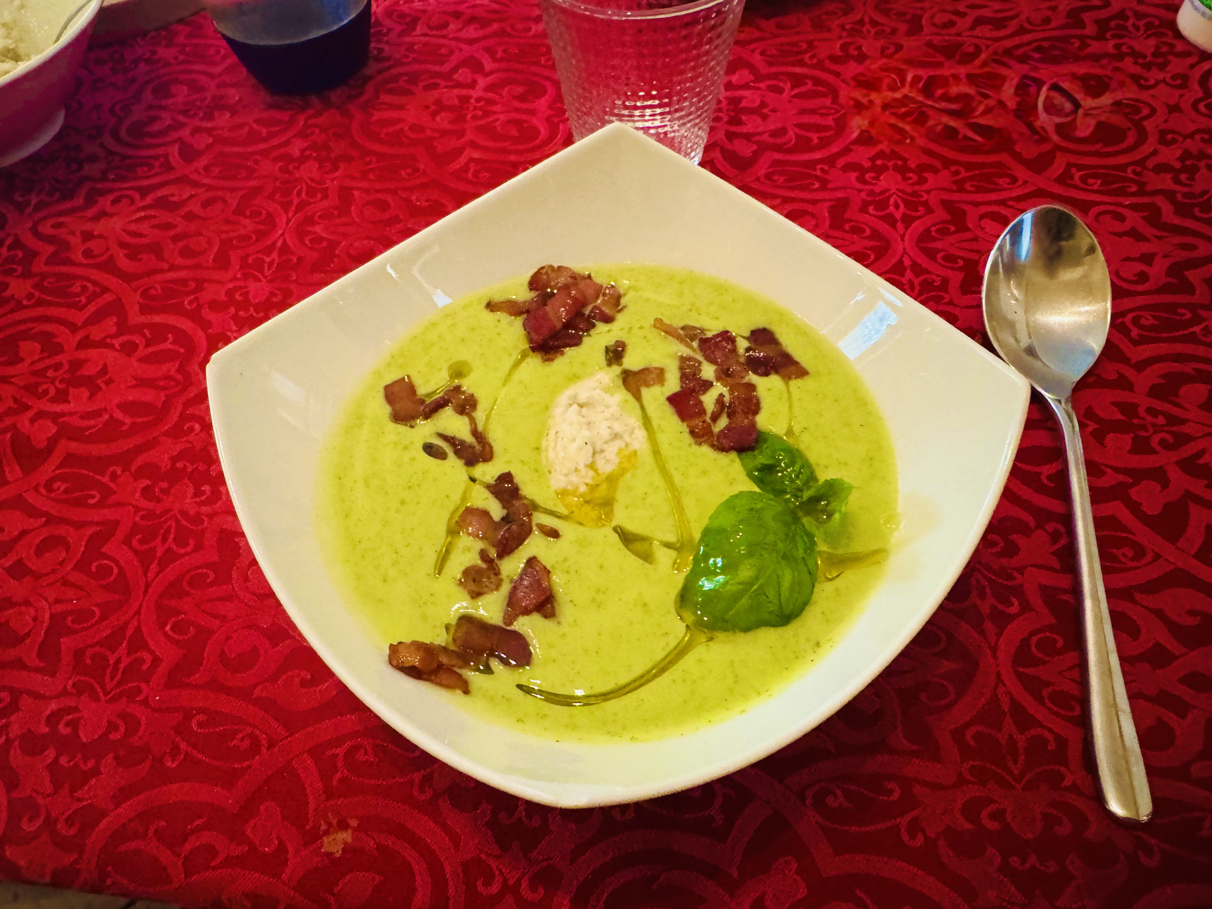 Gazpacho di zucchine , stracciatella (o quark) e guanciale