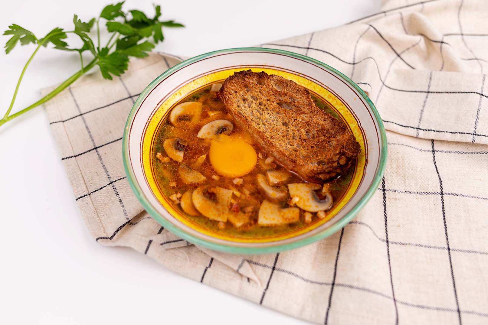 Sopa castellana con setas y jamón