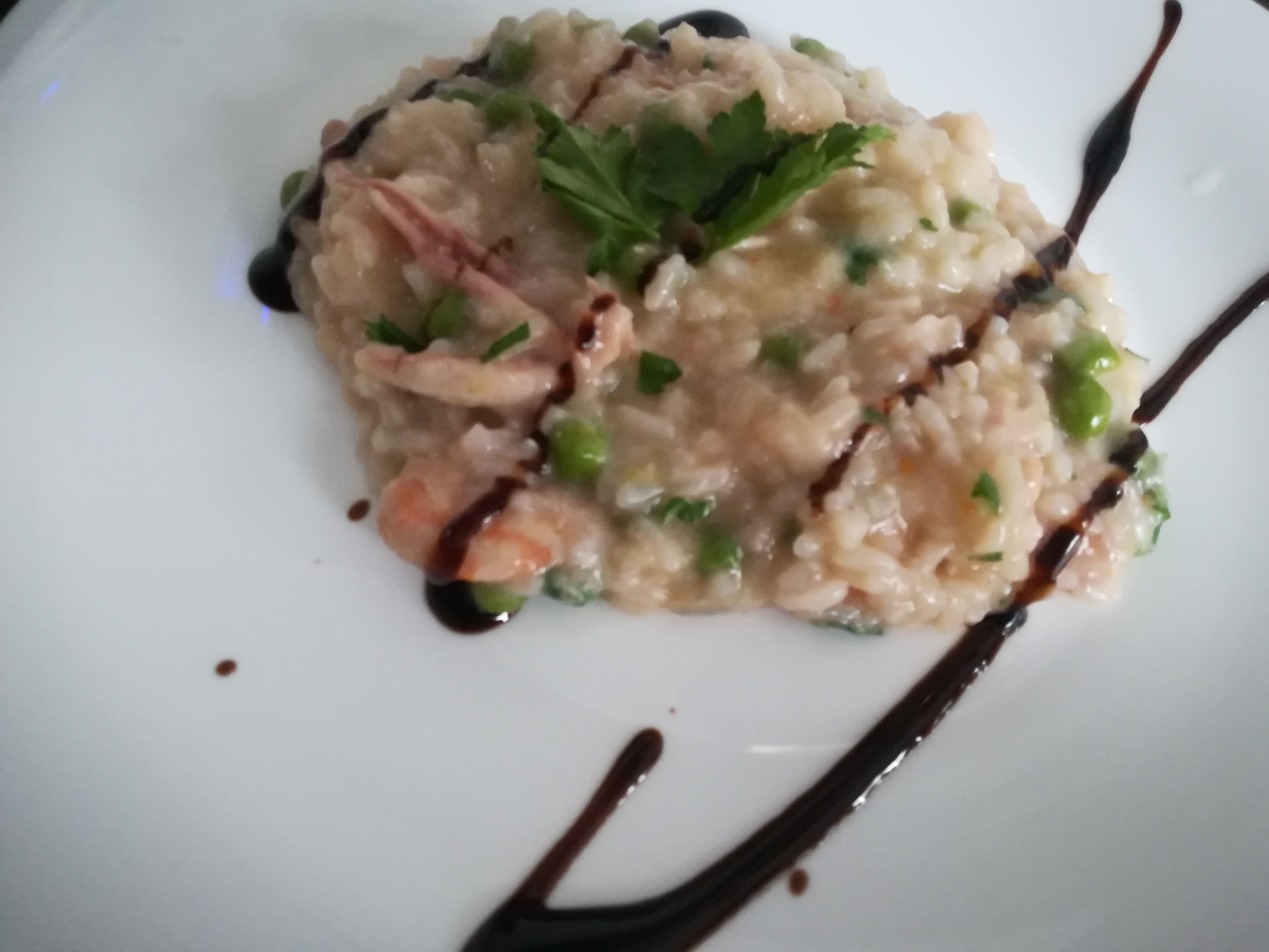 Risotto con gberetti, calamari e piselli