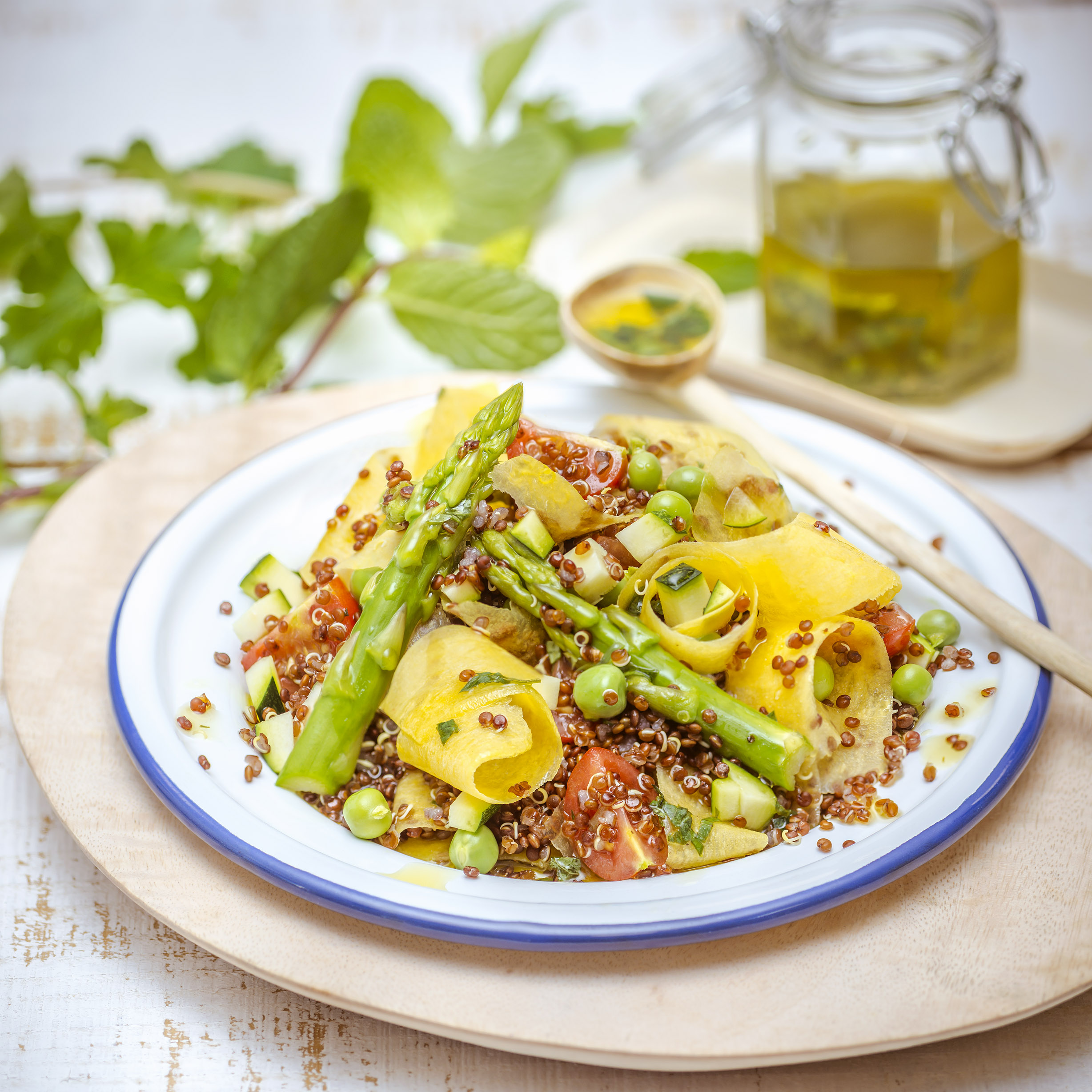Salada de quinoa vermelha, legumes e molho vinagrete com hortelã