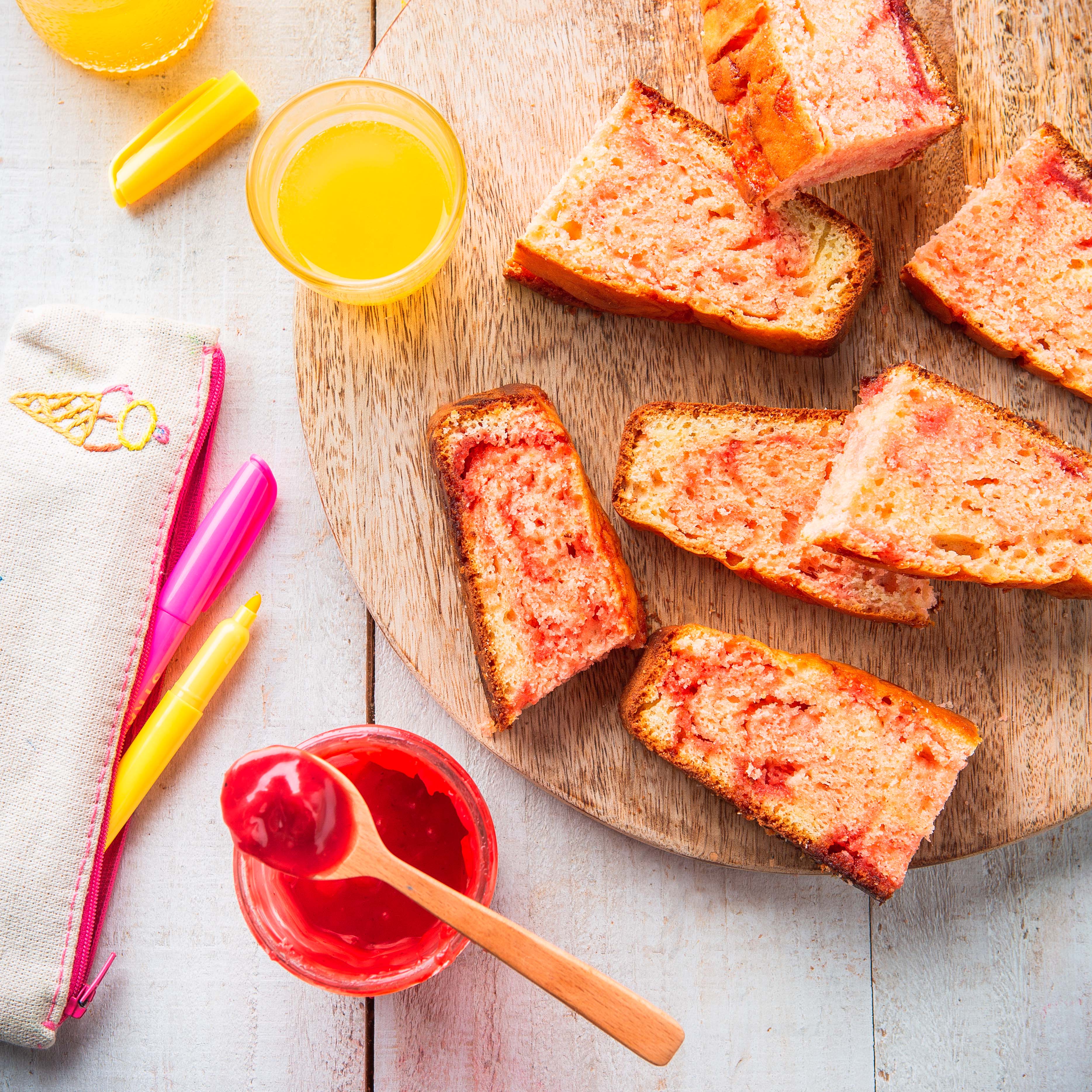 Mandelmarmorkuchen und pinke Pralinen