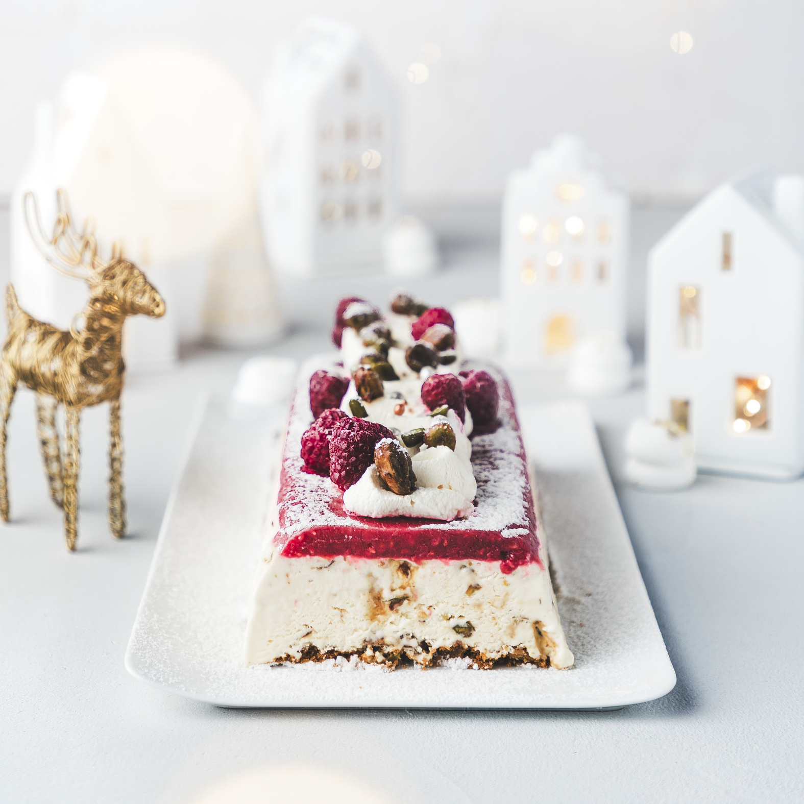 Eis - Bisquit mit Himbeeren, weißer Schokolade und Pistazien