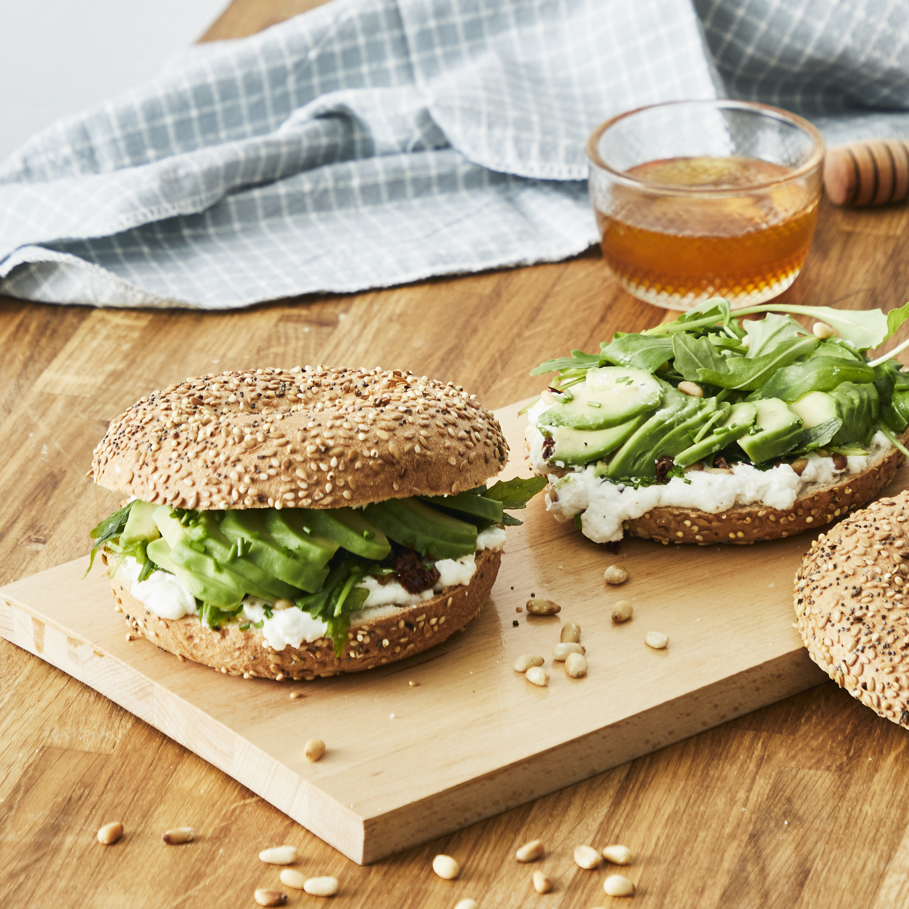 Bagel vegetariani con formaggio di capra e miele