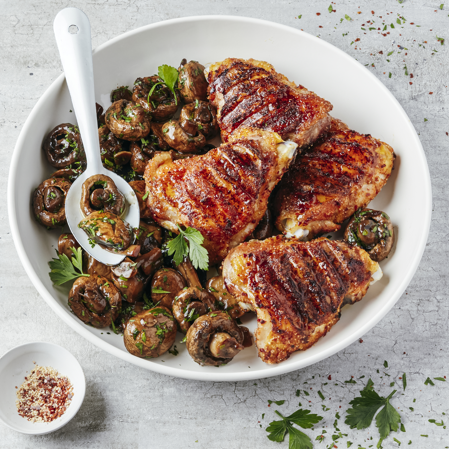 BBQ kip en geroosterde champignons met knoflook en balsamicoazijn