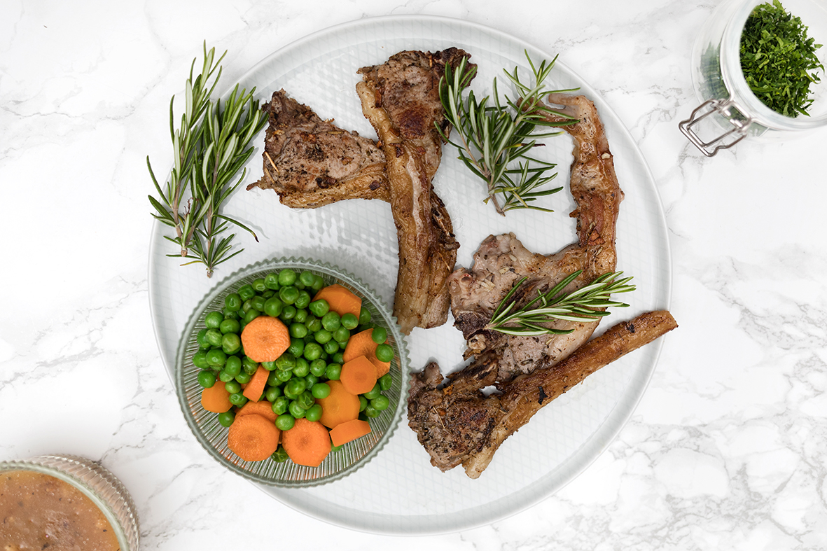 Chuletas de cordero con guisantes y zanahorias