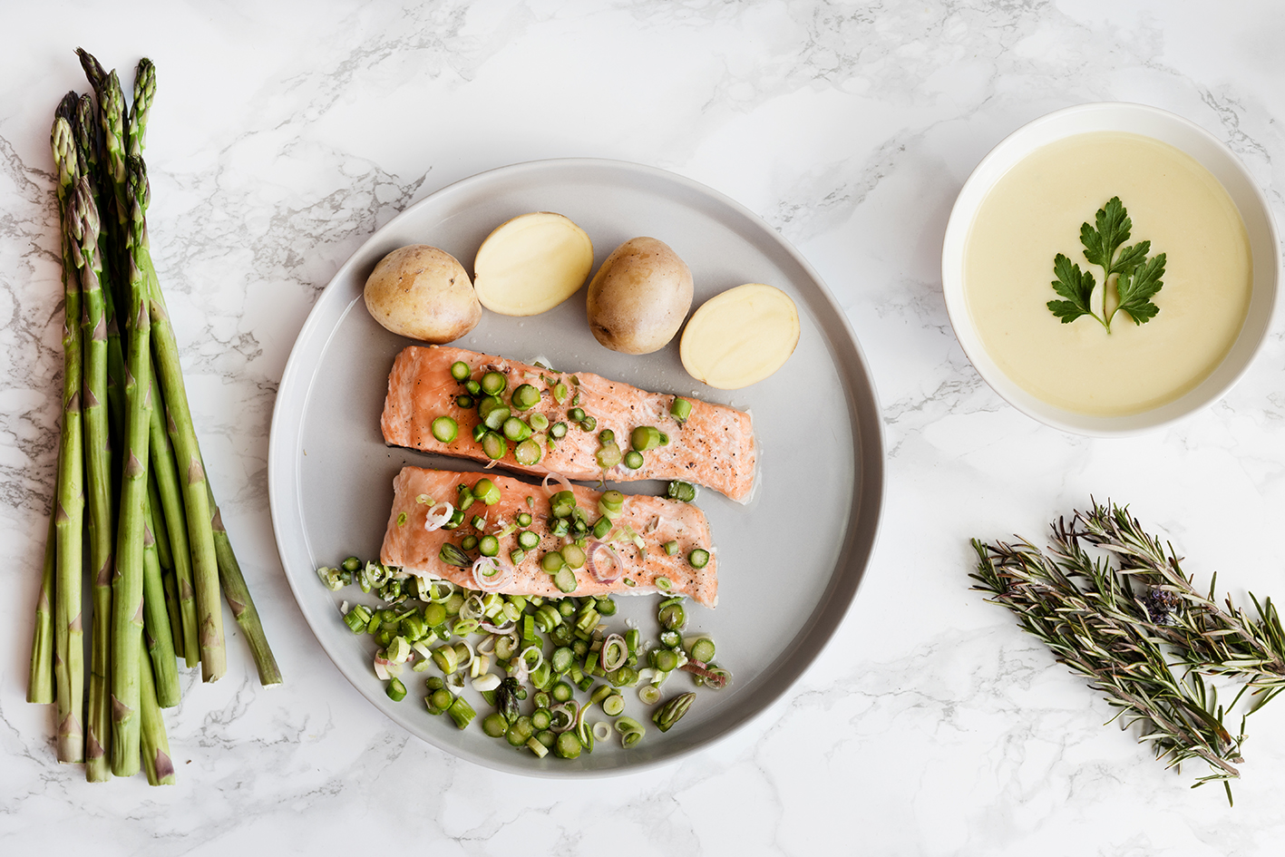 Salmón con espárragos, patatitas al vapor y crema de puerros