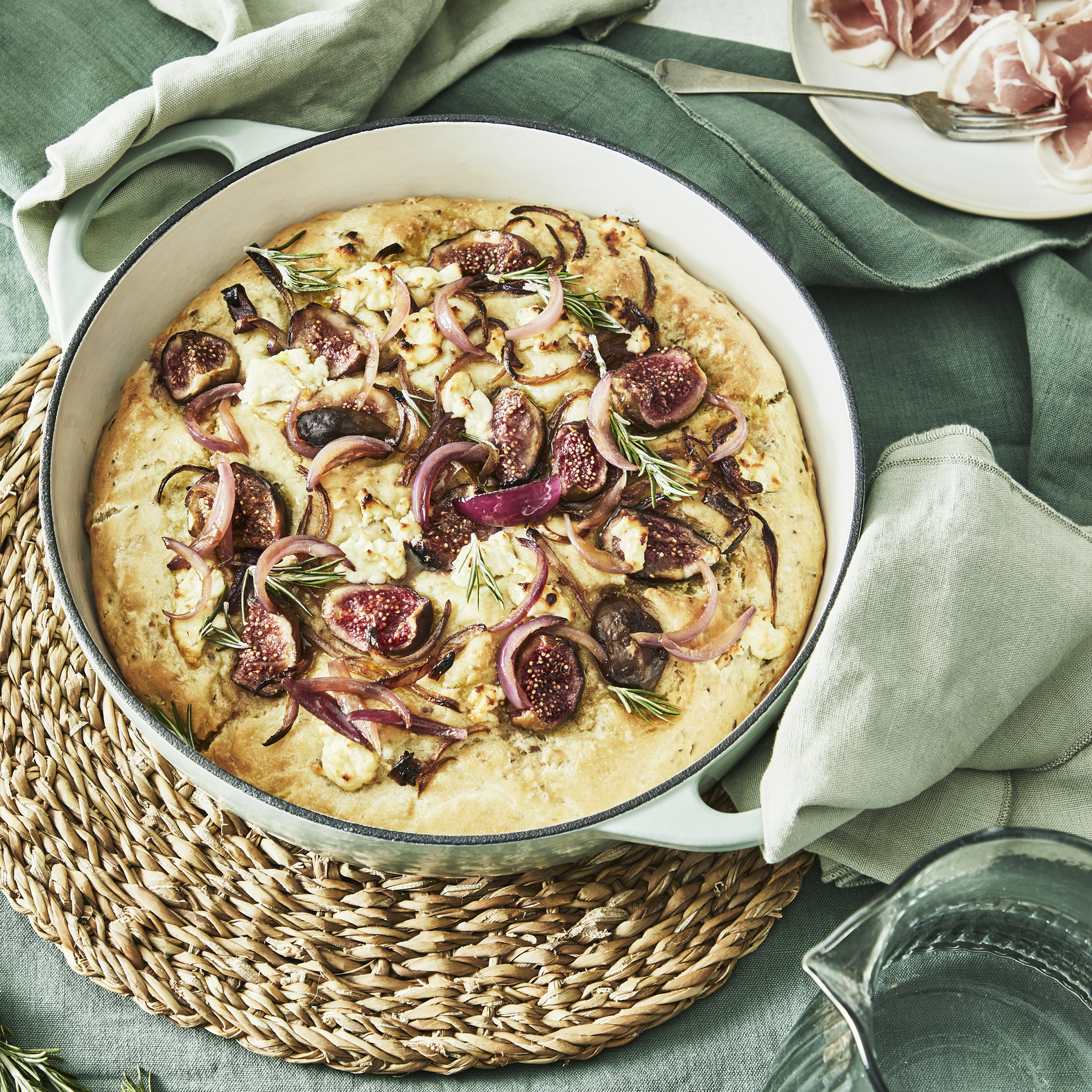 Focaccia met geitenkaas, vijgen en zaden