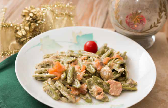 Foglie verdi al salmone e funghi