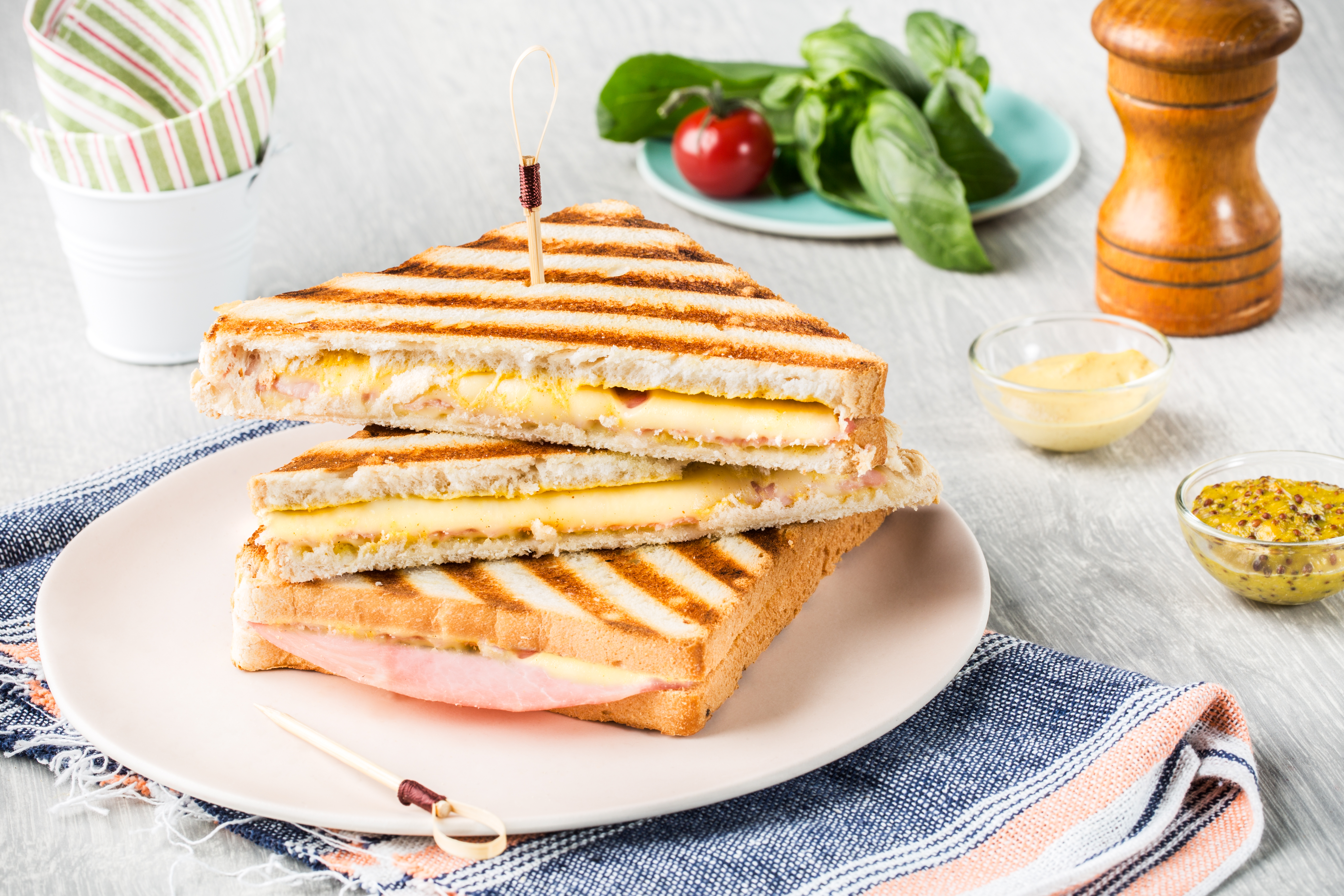 Sándwich de jamón y queso