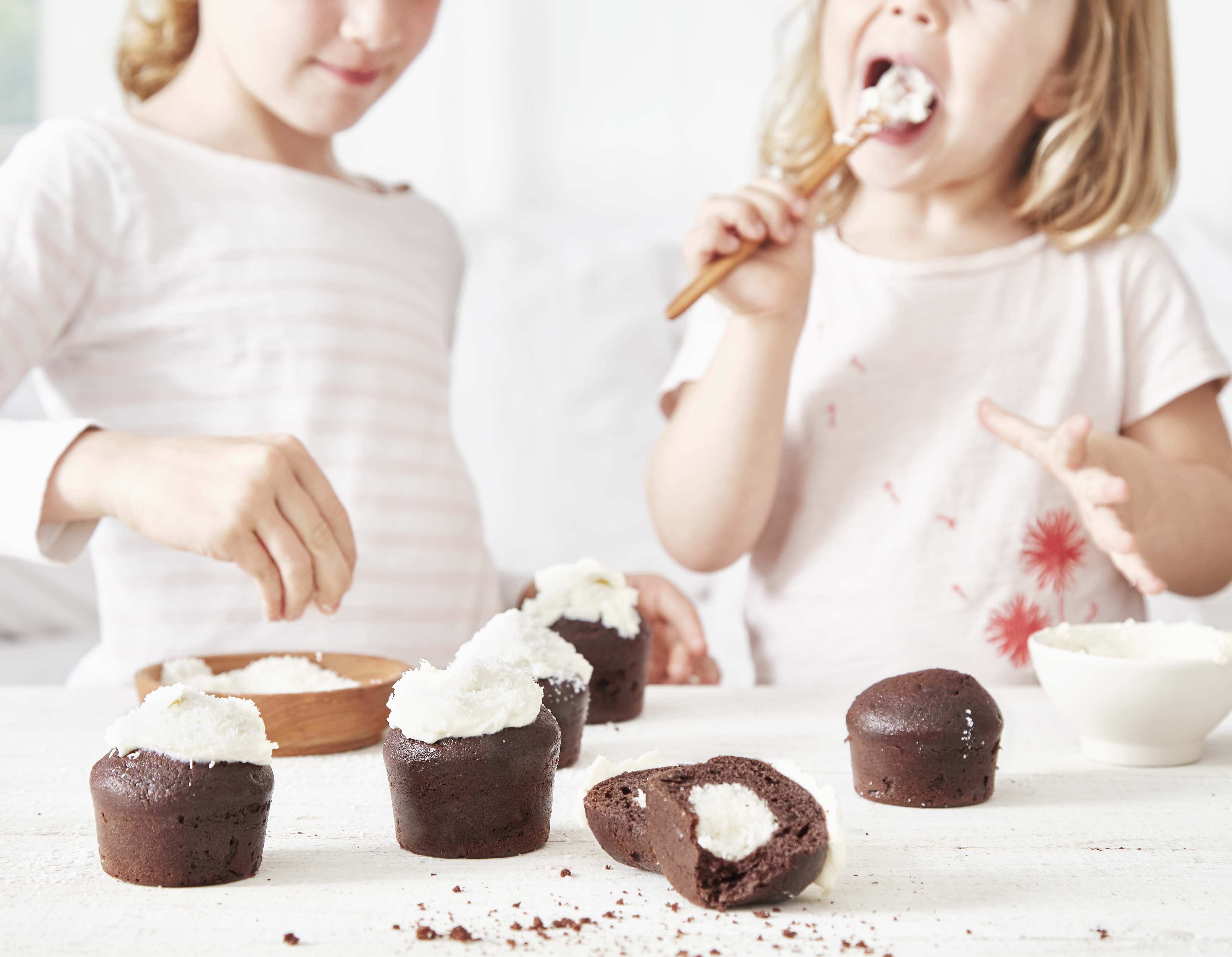 Zachte chocoladecakejes met kokosmelk