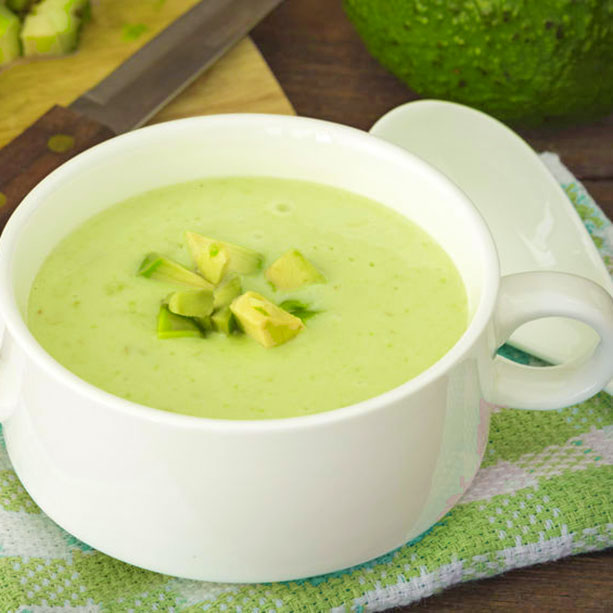 Crema fría de aguacate, maíz y lima
