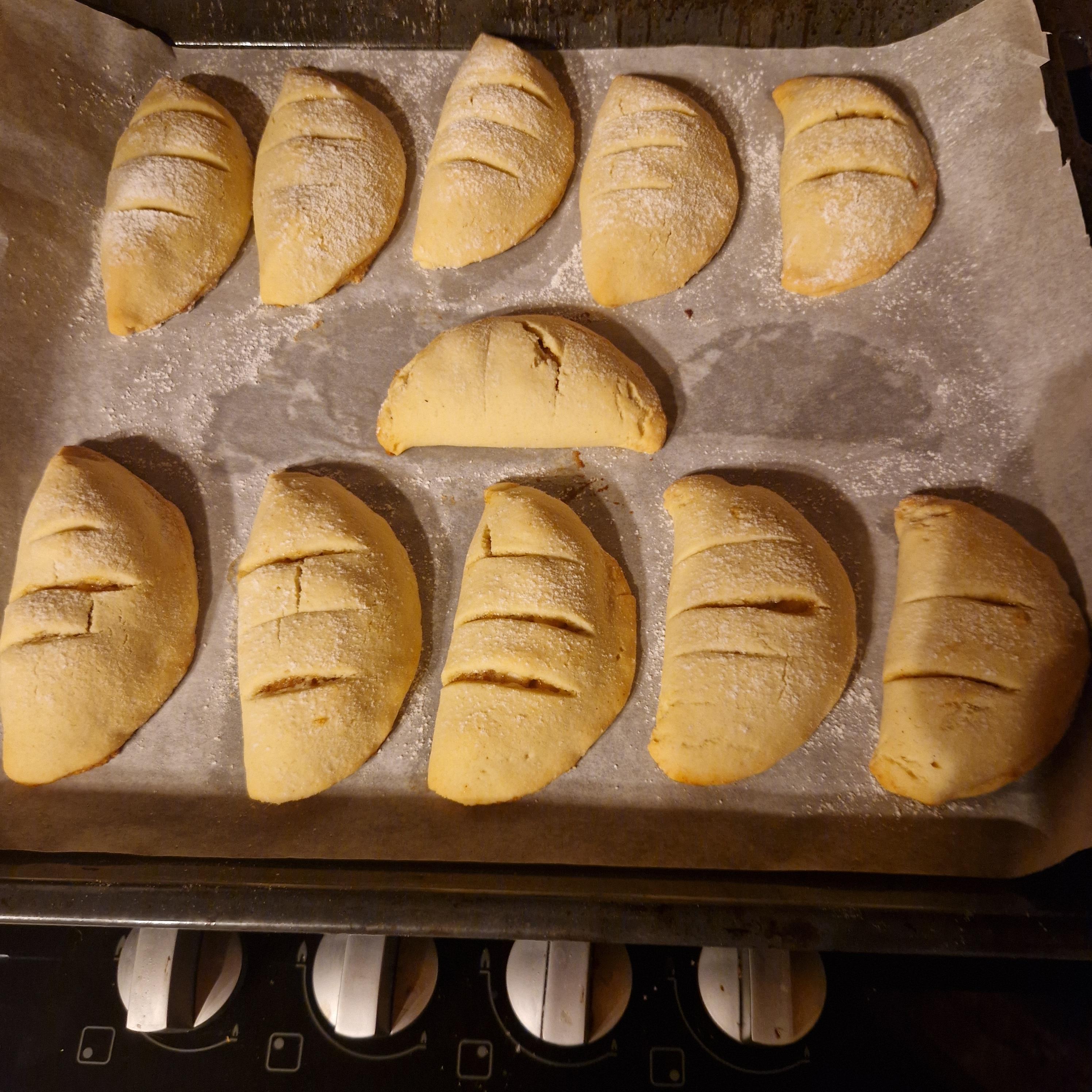 MEZZELUNE ALLE MELE STRUDEL