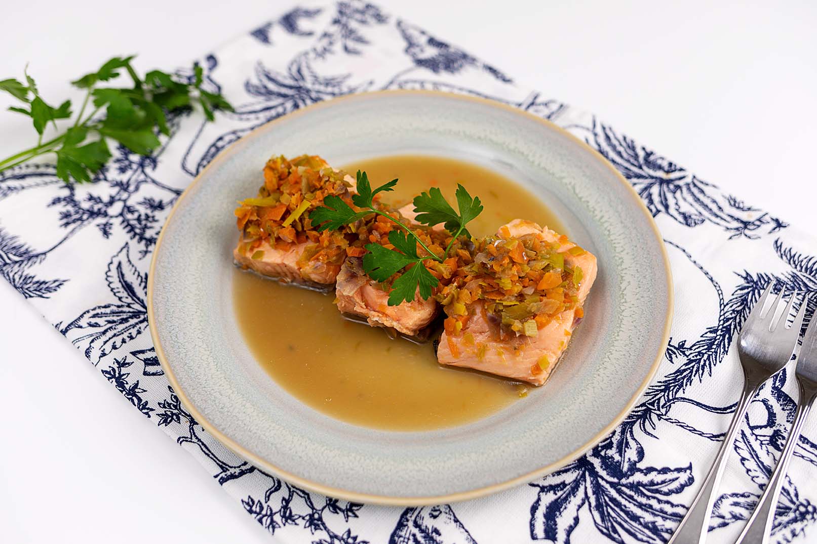 Salmón en caldo corto
