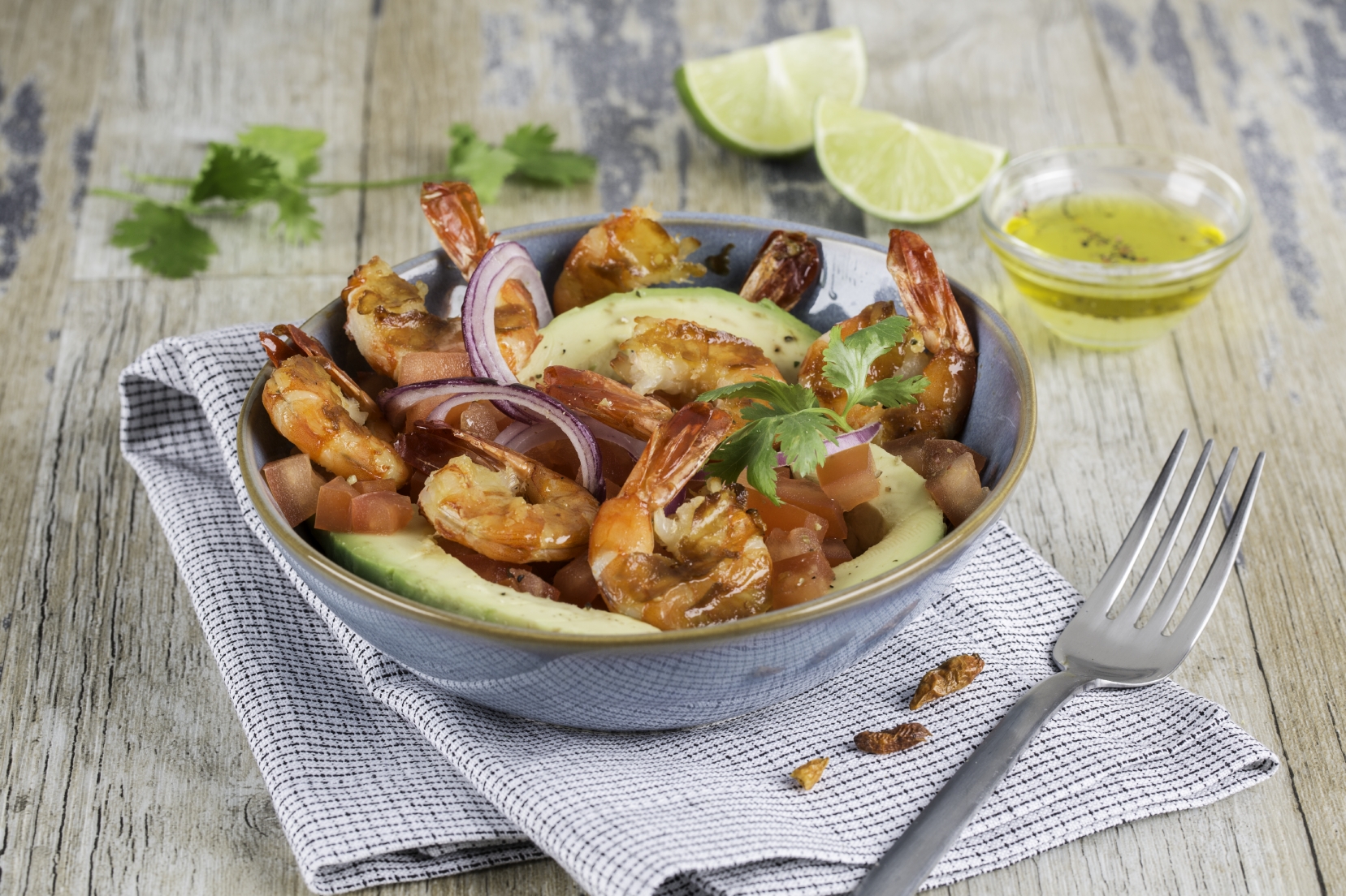 Salade van grote garnalen met avocado en limoen