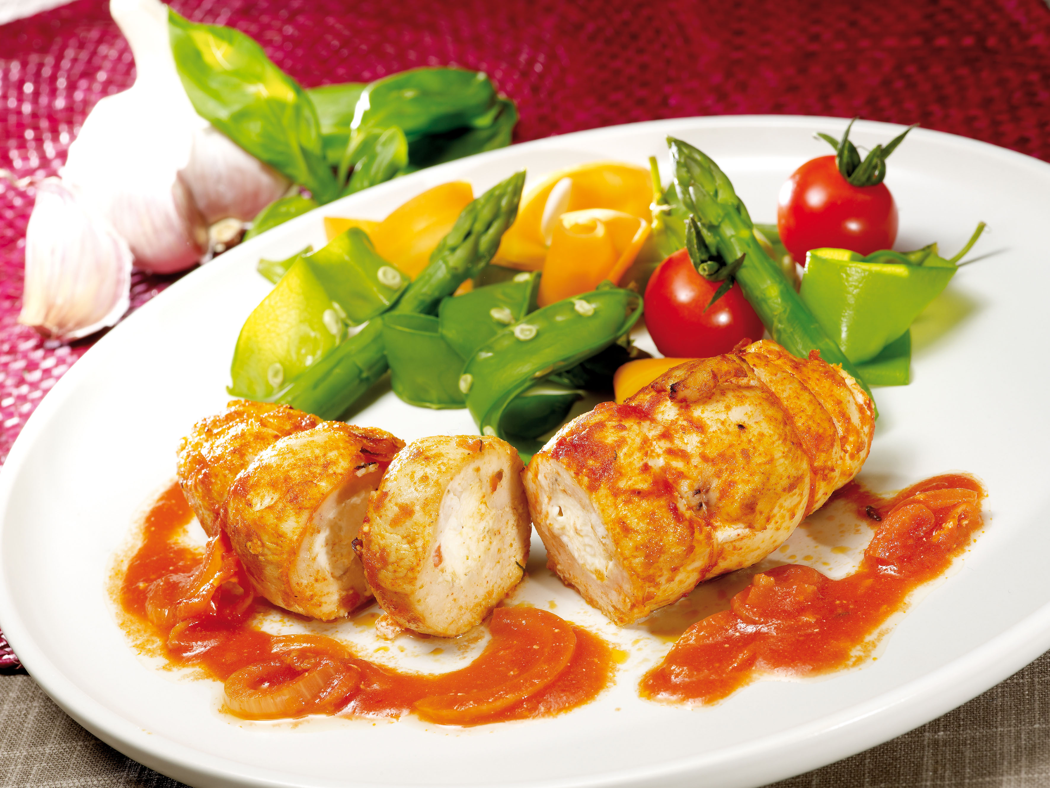 Gefülltes Huhn mit Käse und Paprika