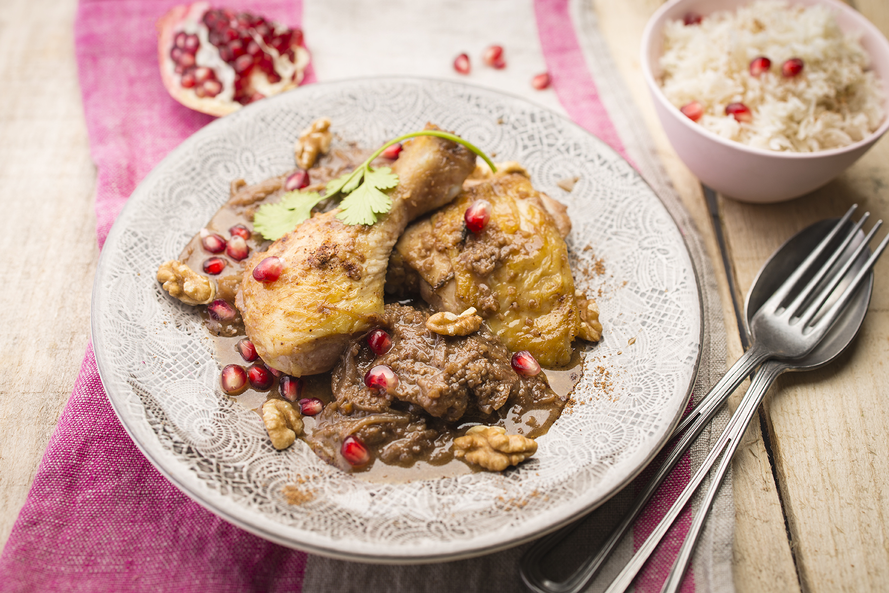 Frango com romã e nozes