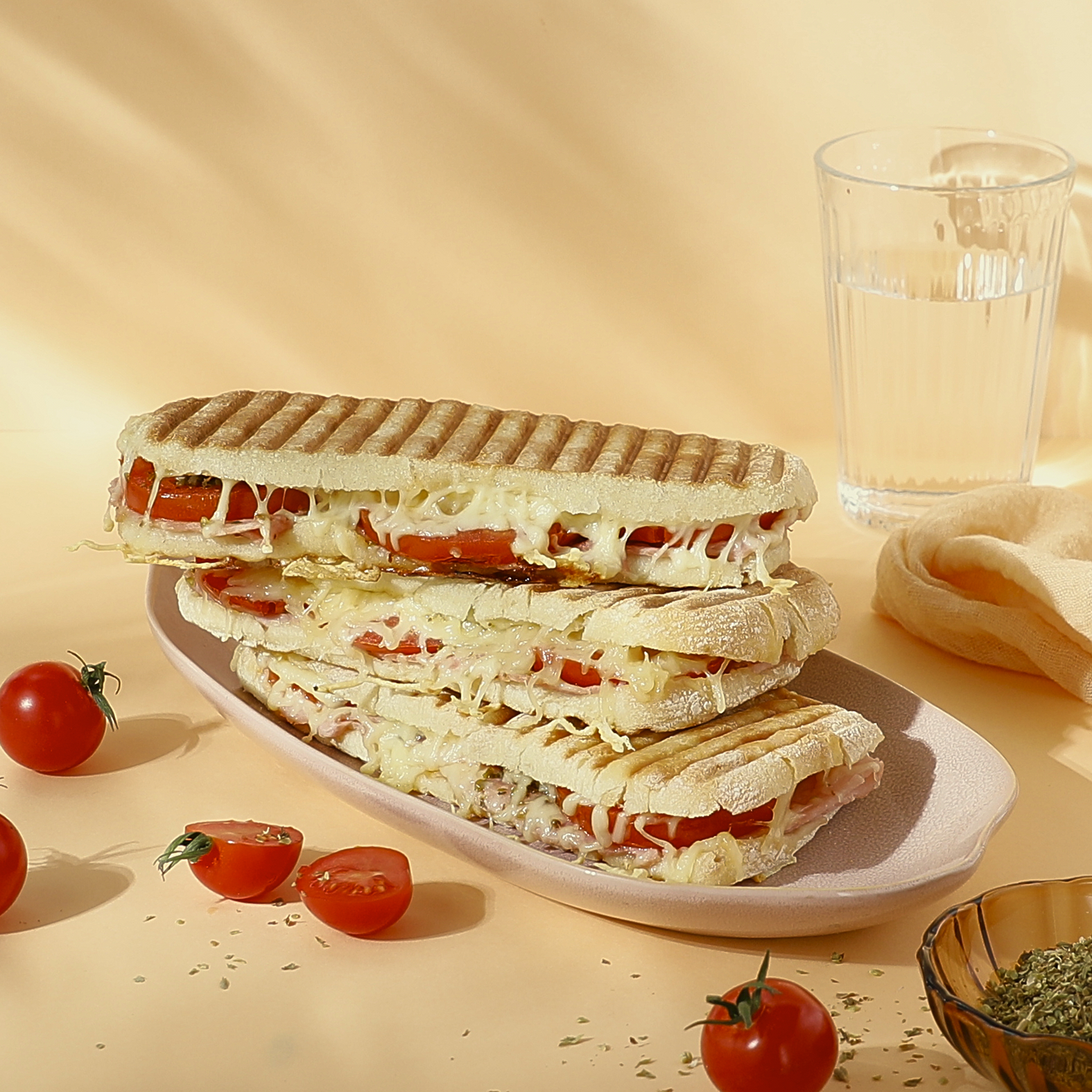 Panini mit Mozzarella, Basilikum und Tomaten