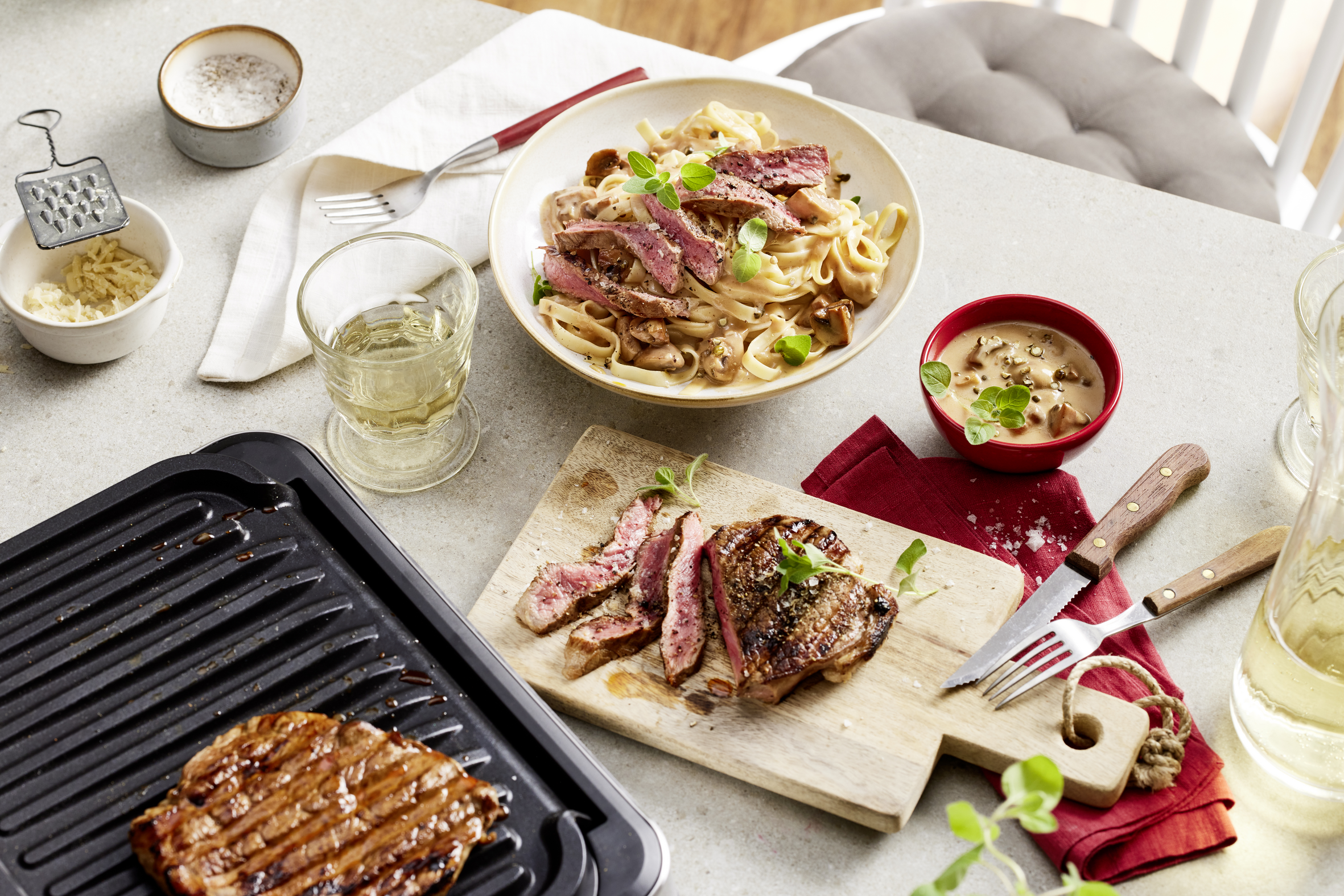 Gegrilltes Steak mit Bandnudeln und Pfefferrahmsoße