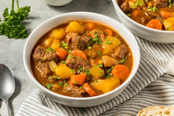 Estofado de ternera revisitado con verduras tradicionales