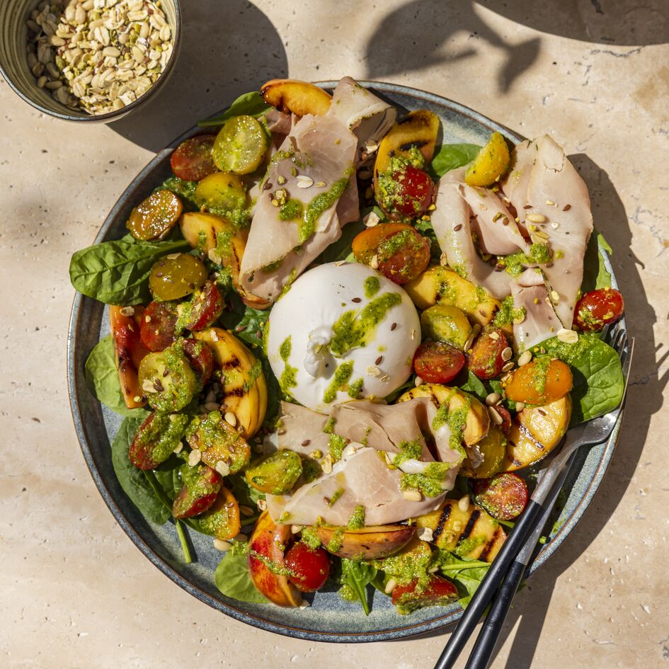 Gegrilde perziksalade met burrata en prosciutto