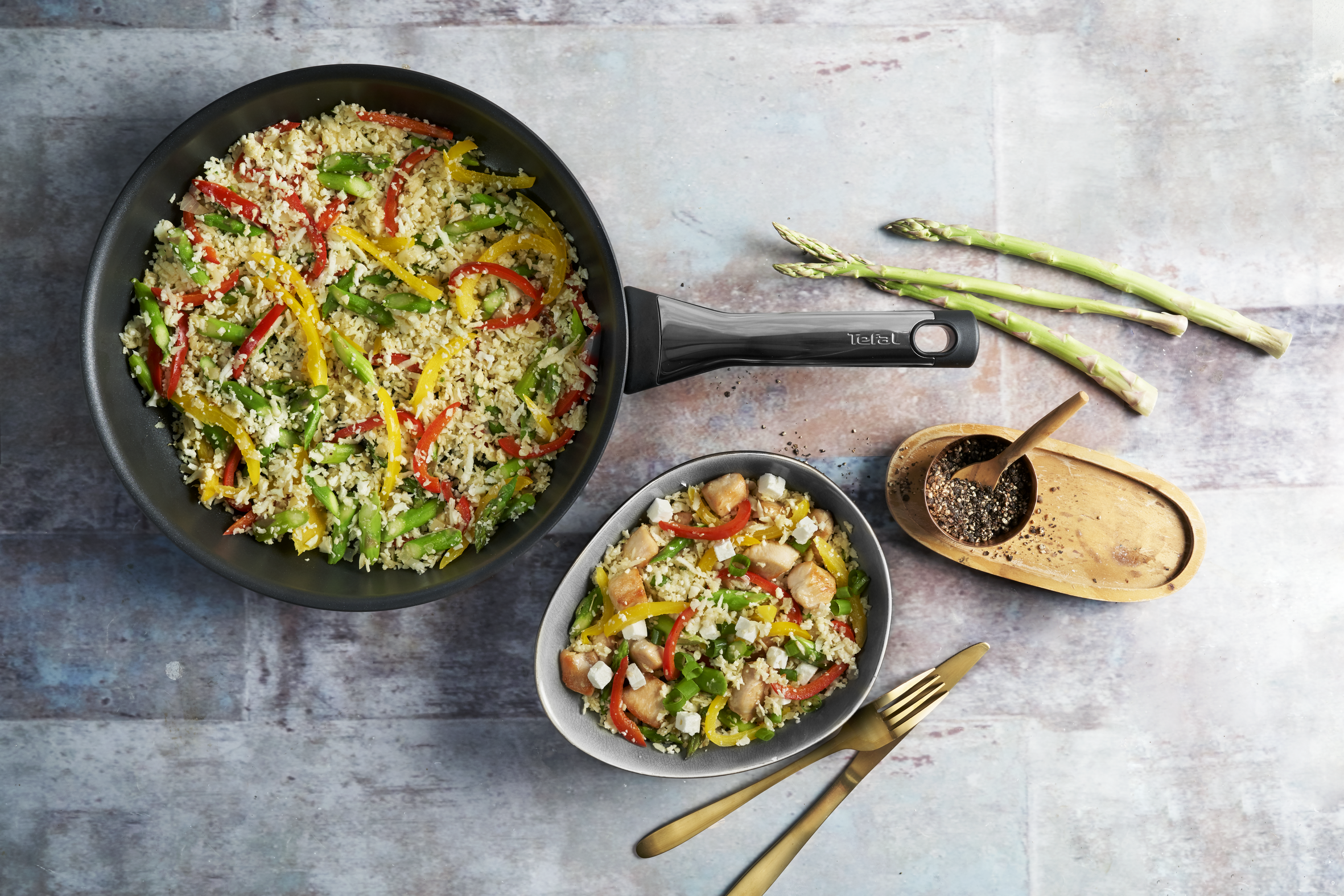 Hähnchen-Gemüse-Pfanne mit Blumenkohlcouscous und Feta