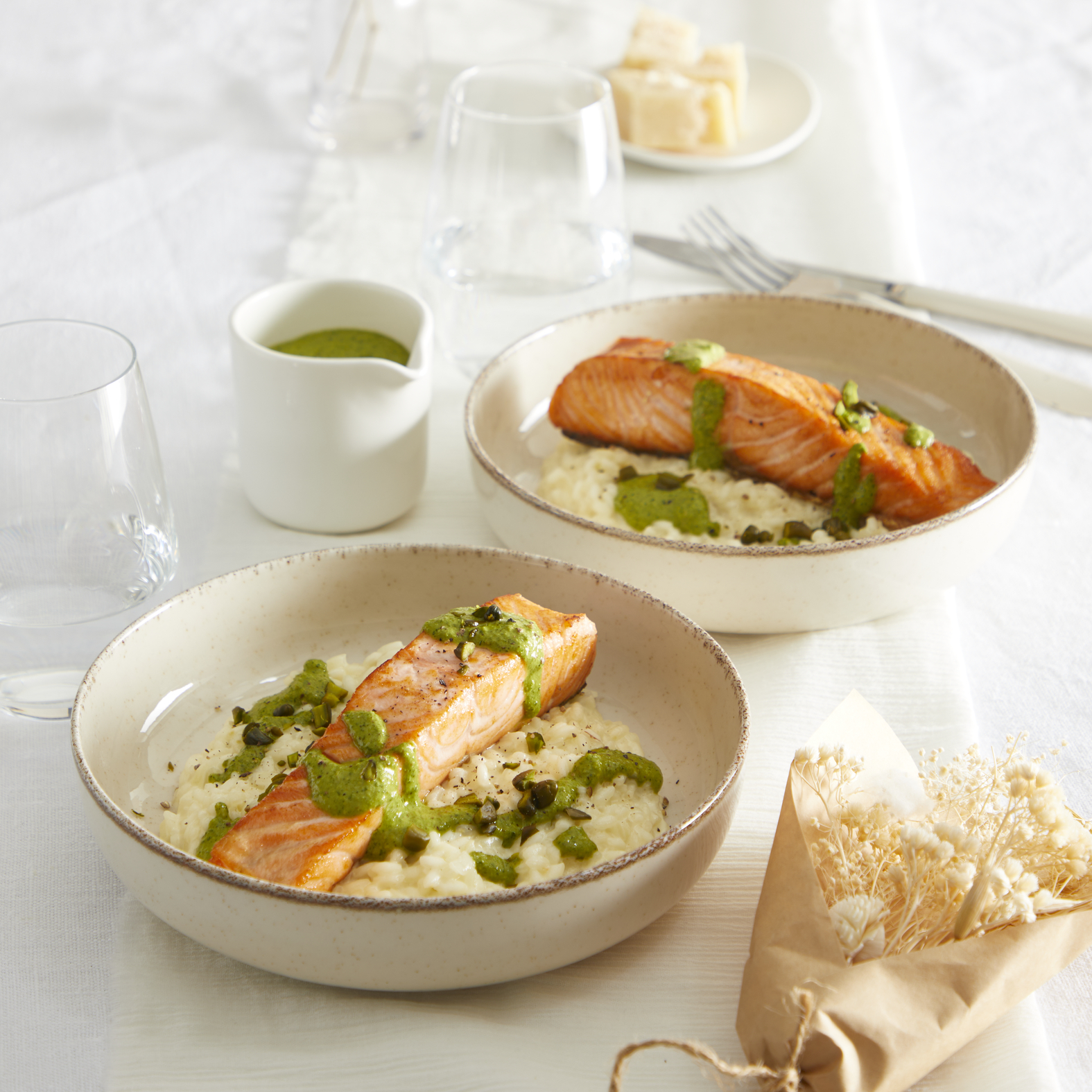 Lachsfilets mit Pistazienpesto und Risotto