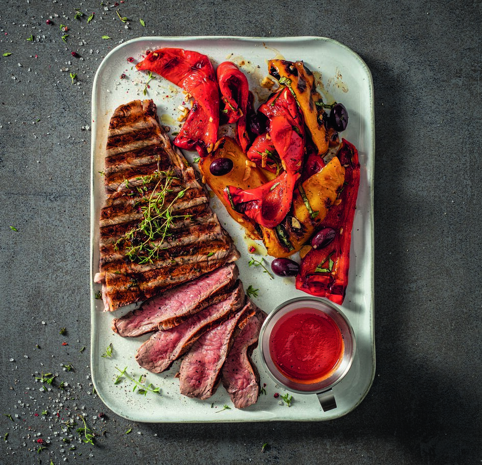 Costillas a la parrilla con salsa de chile y pimientos encurtidos