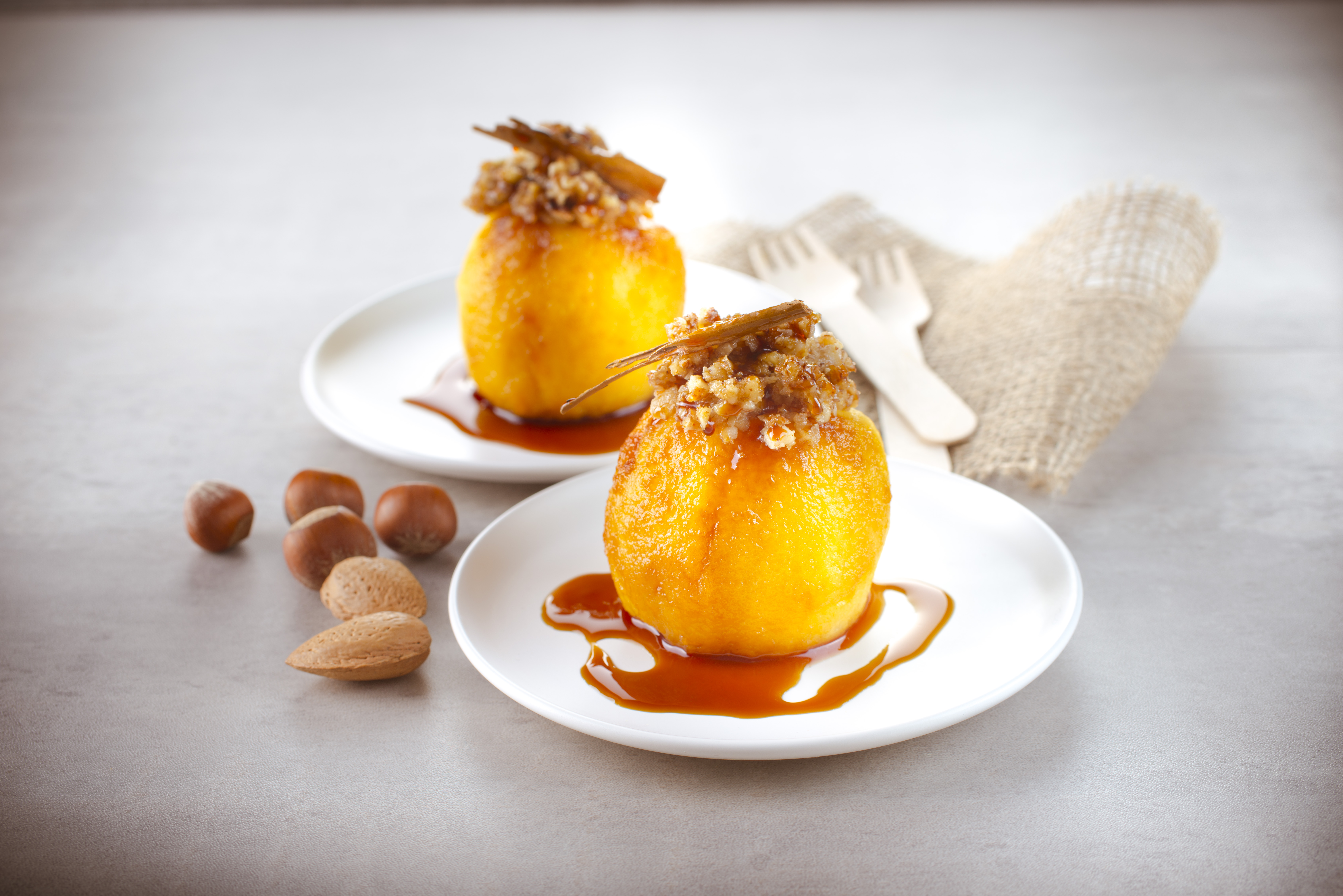 Manzanas rellenas de frutos secos y caramelo