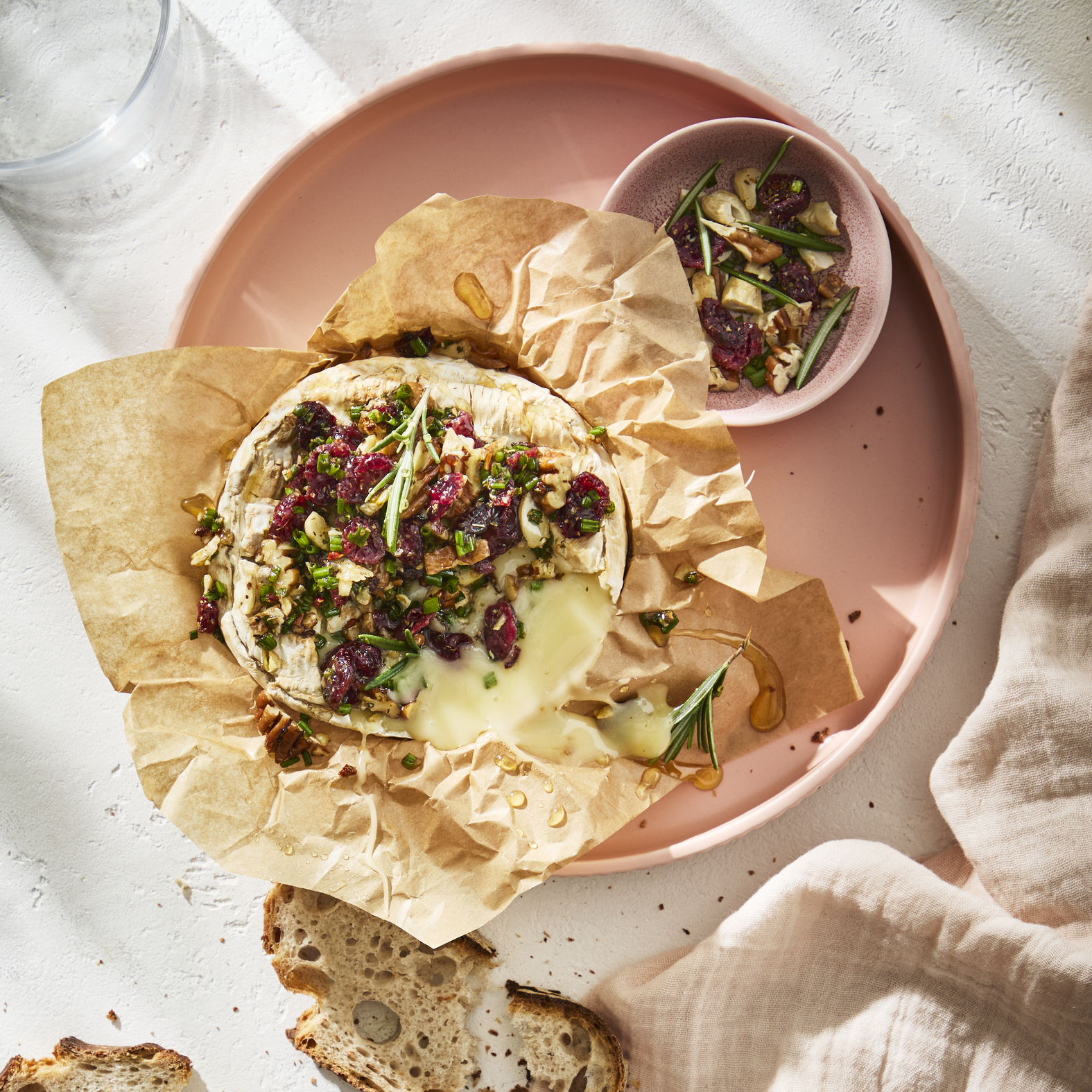 Warme camembert met noten en kruiden
