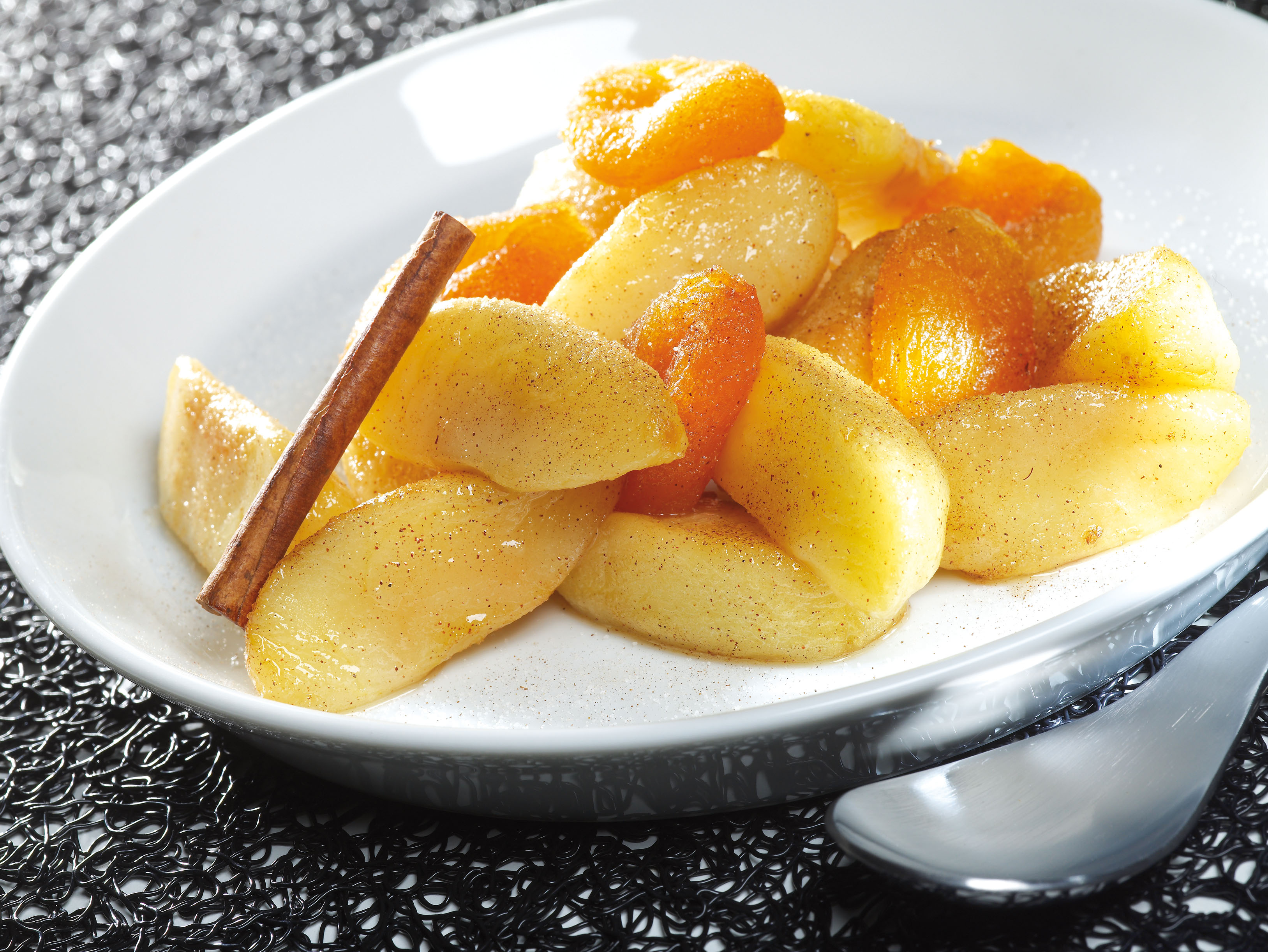 Äpfel mit Aprikosen und Trockenfrüchten, in der ActiFry zubereitet