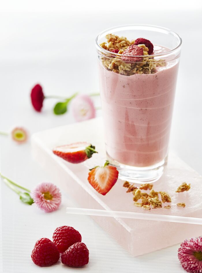 Smoothe mit roten Beeren, Joghurt und Müsli