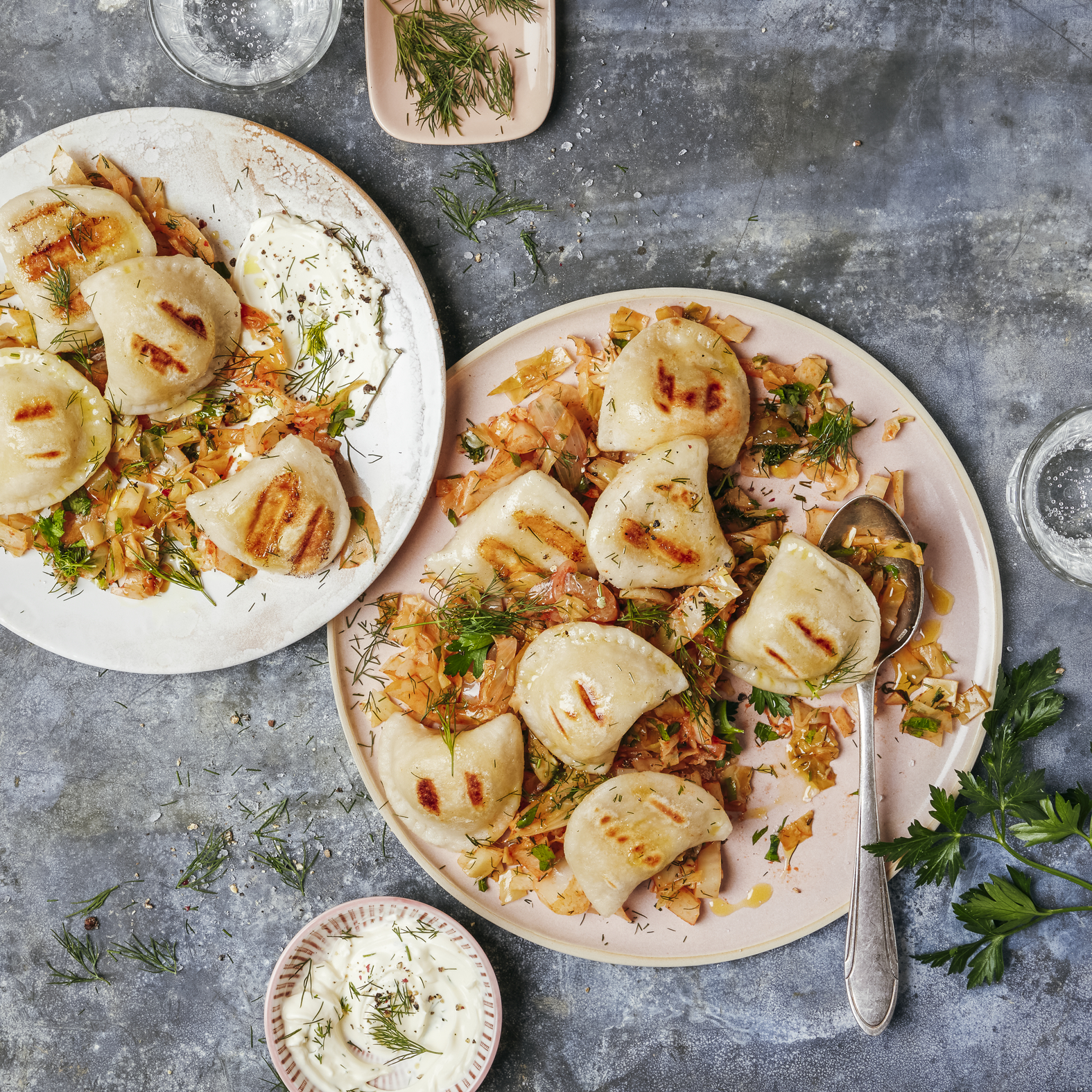 Gegrillte Piroggen mit geschmortem Kraut