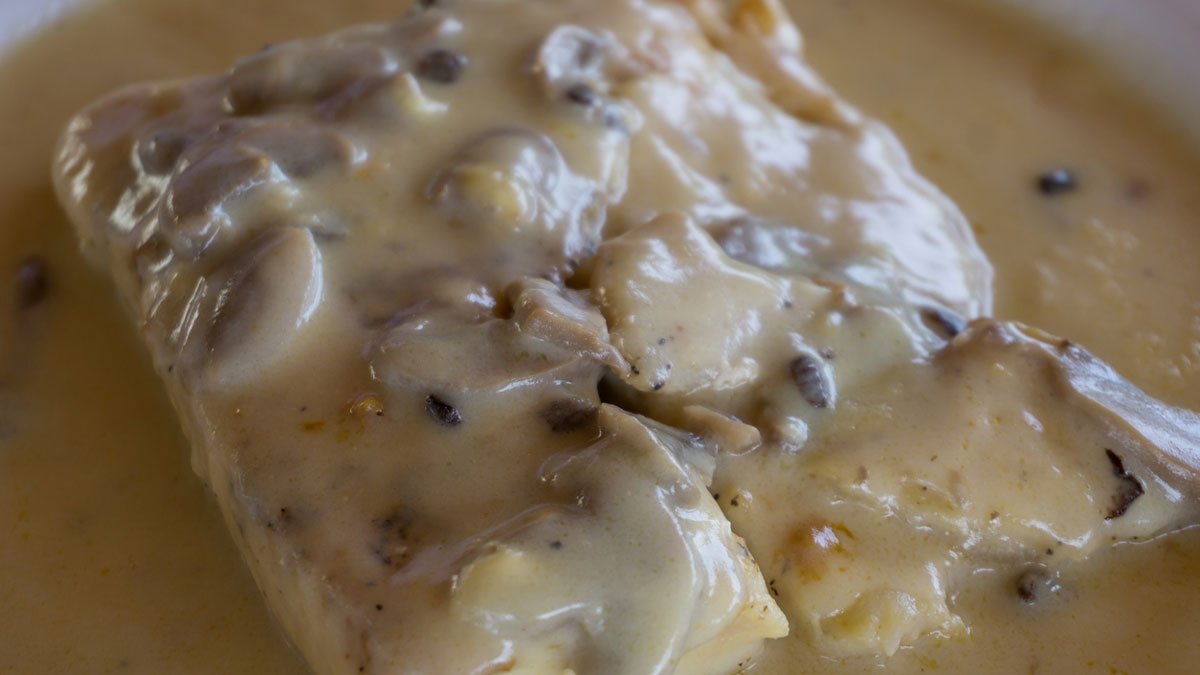 Merluza en salsa de boletus o champiñones