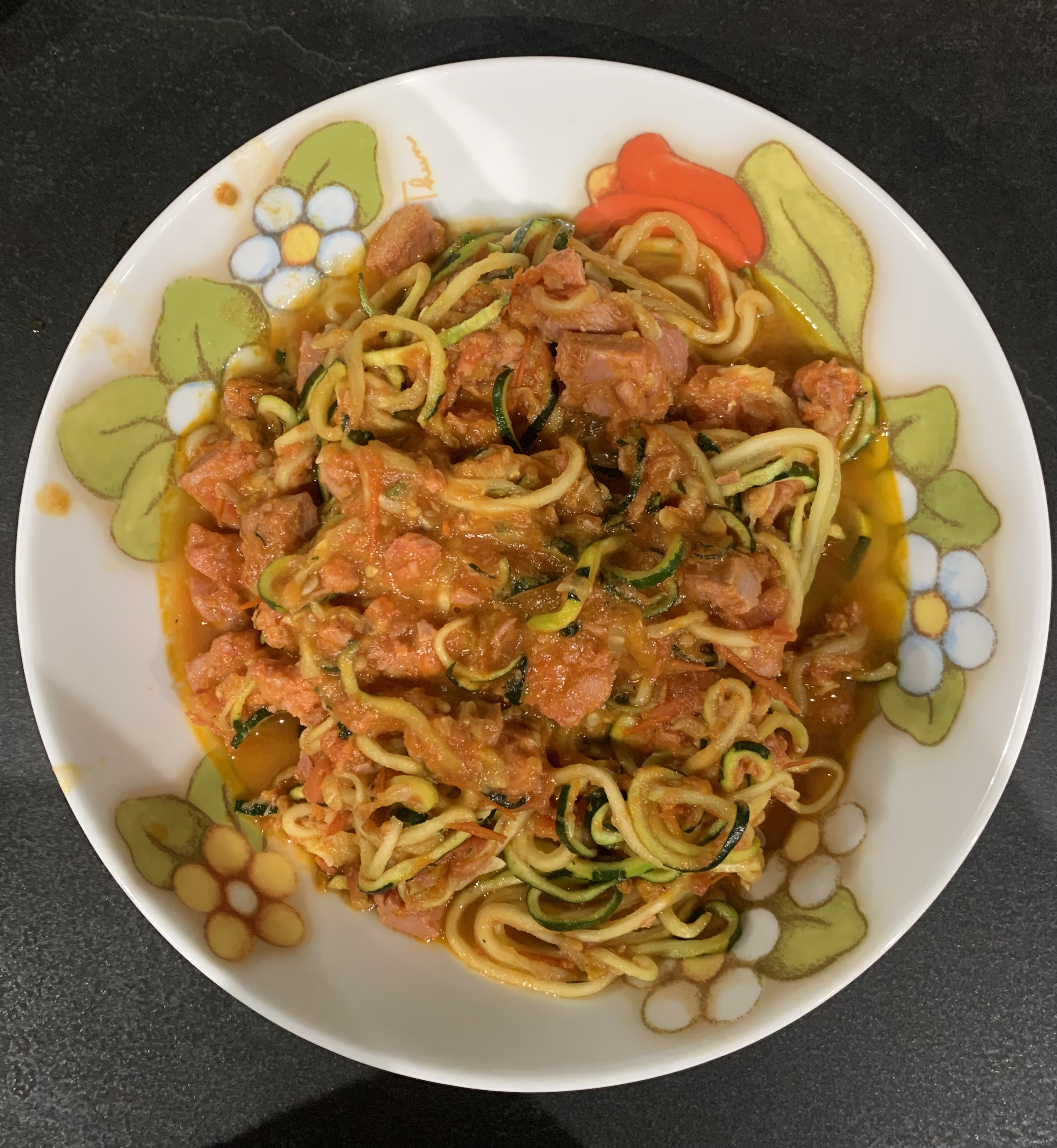 Spaghetti di zucchine con tonno fresco e pomodorini