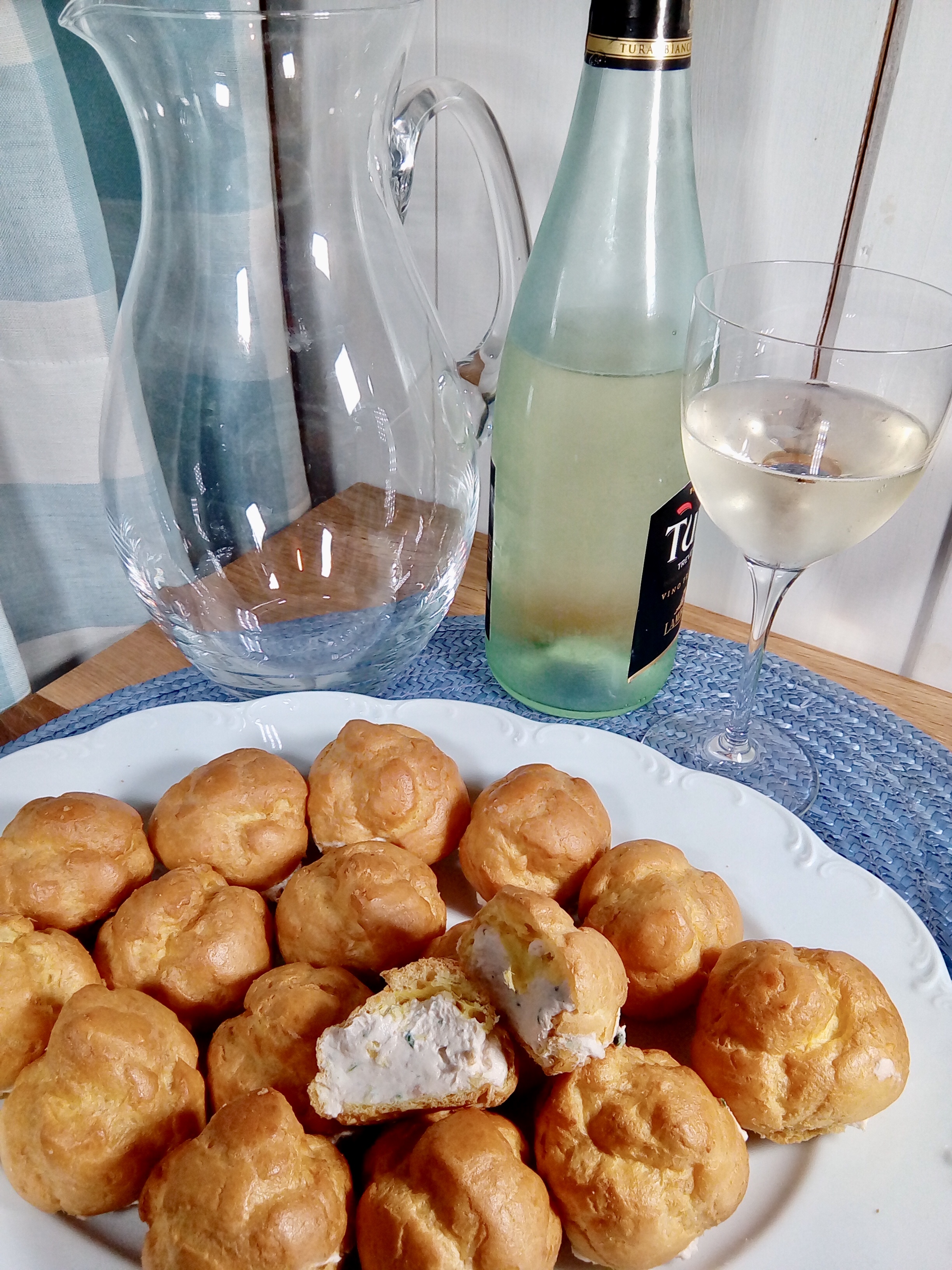 Bignè salati con crema di formaggio e tonno