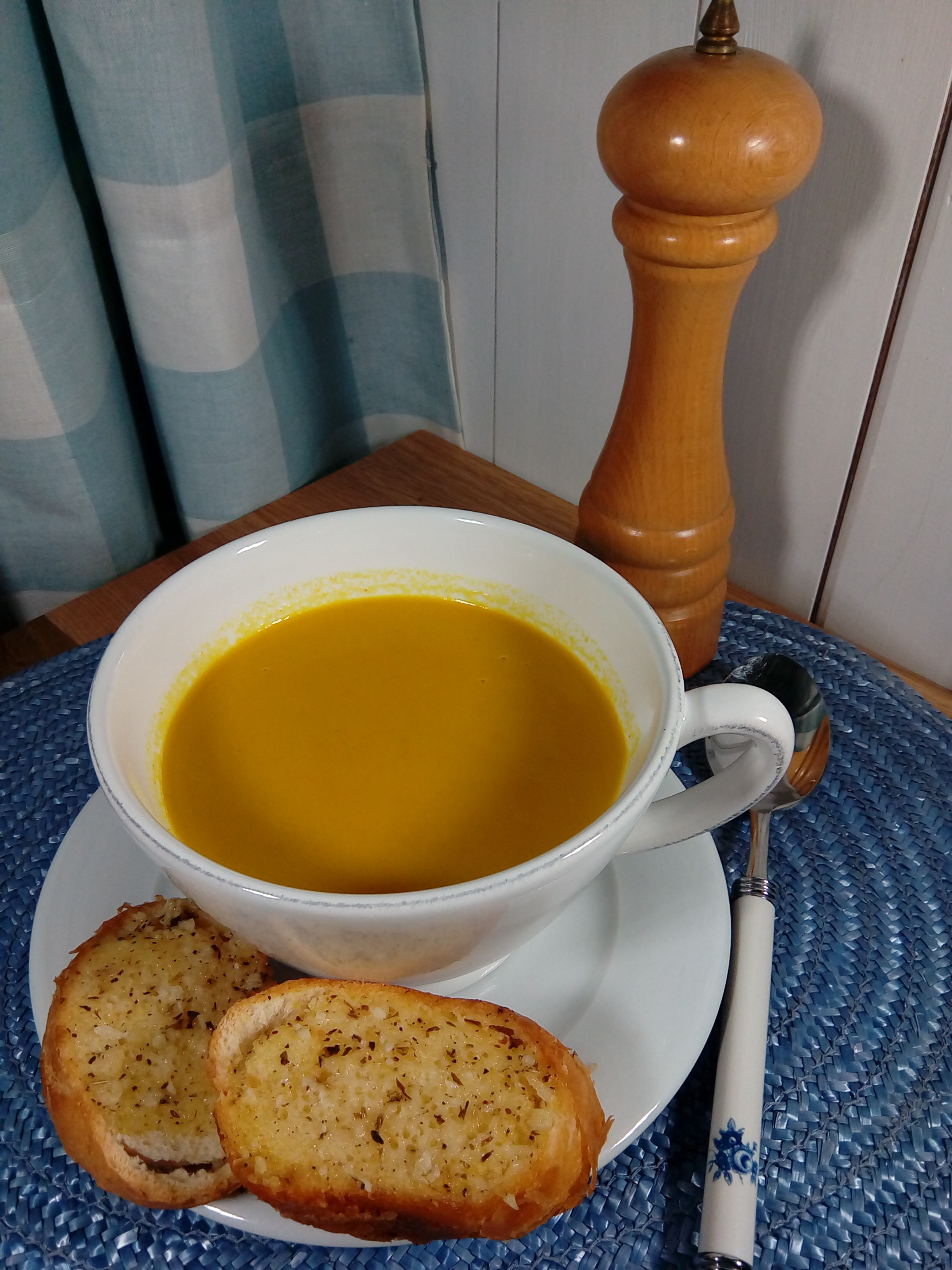 Vellutata di verdure con curcuma