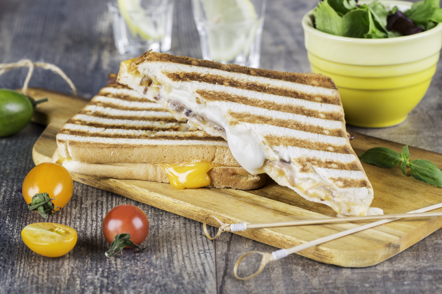 Sandwiches mit zweierlei gegrilltem Käse und Bacon
