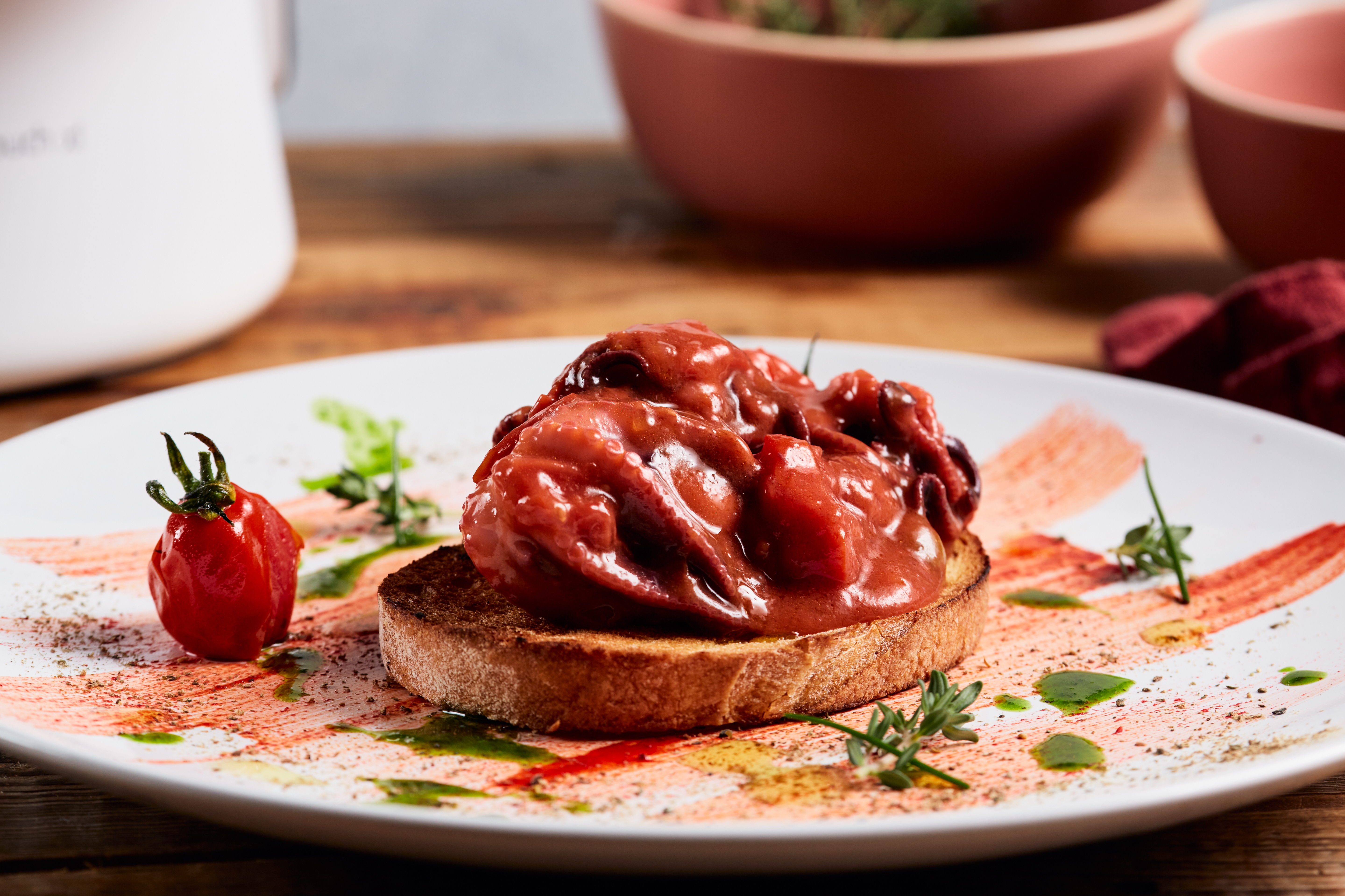 Polpo alla Luciana in umido rosso e pane bruschettato alla griglia