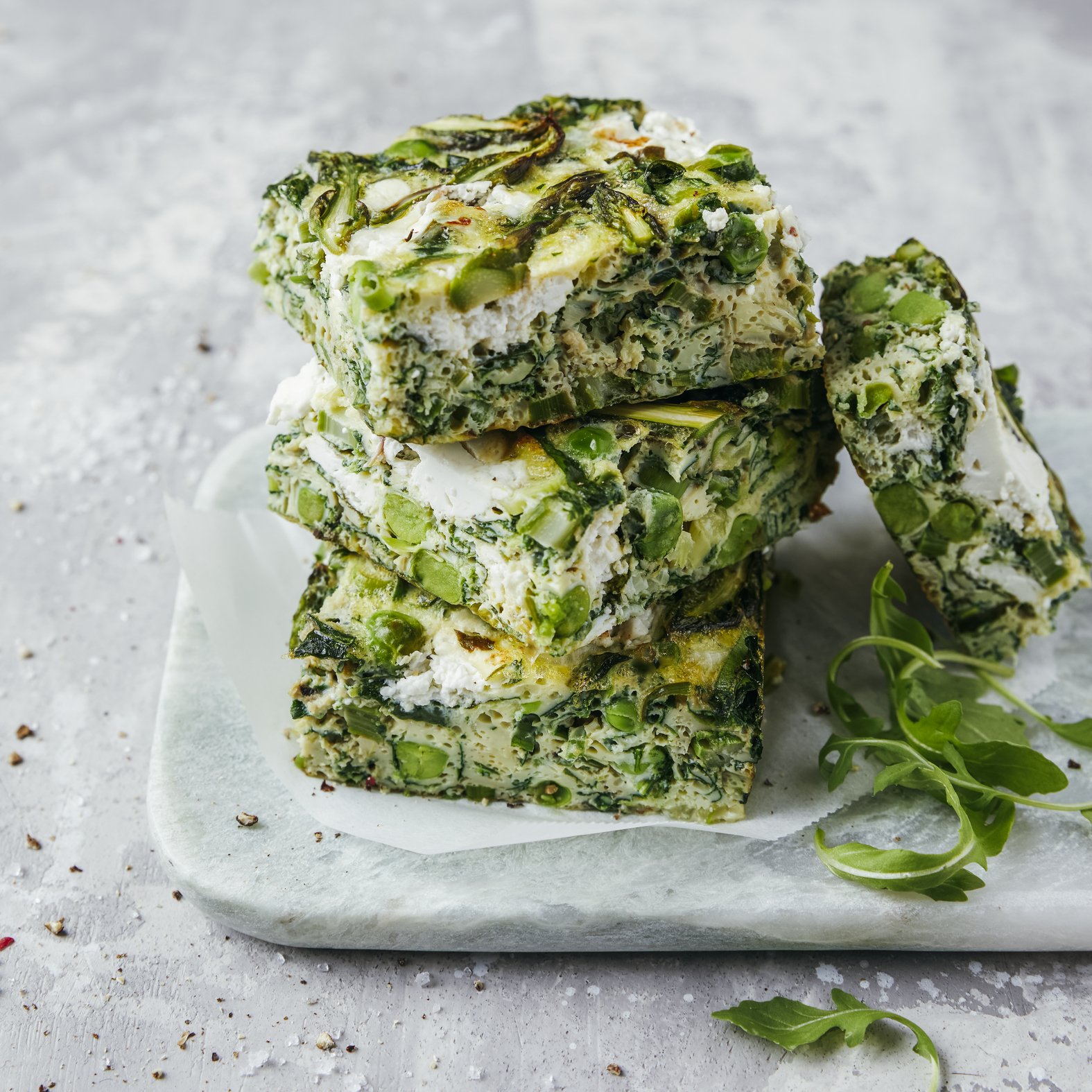 Frittata de verduras de primavera y queso de cabra