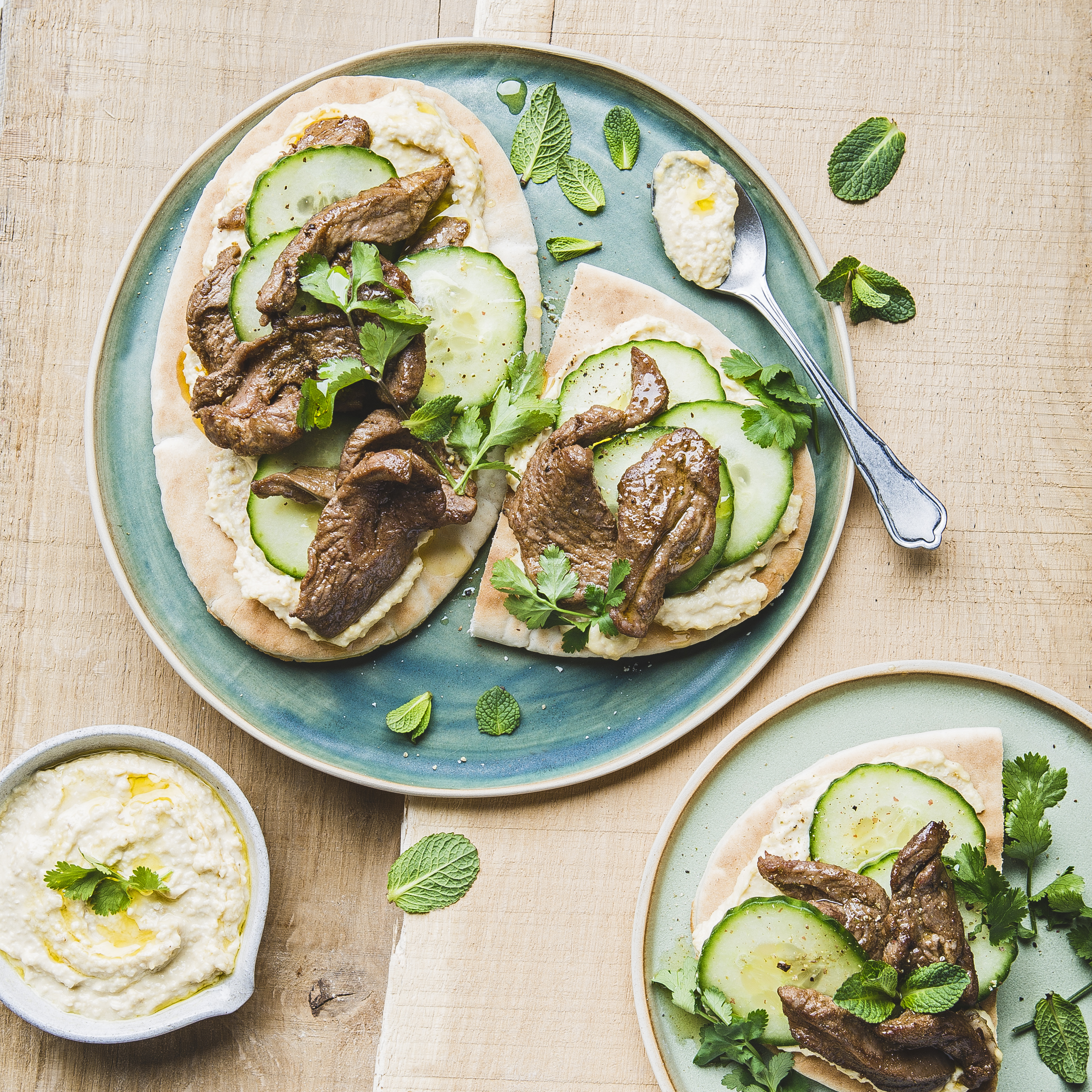 Würziges Lamm auf Hummus-Pita-Fladenbrot