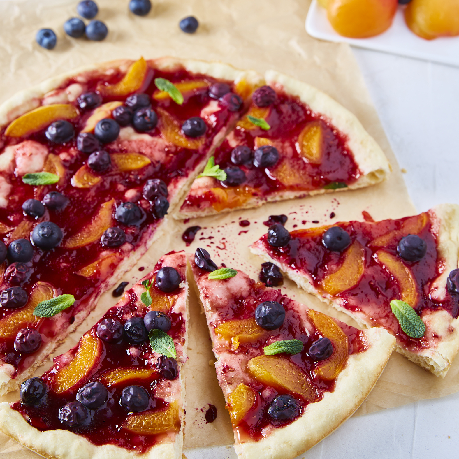 Zoete pizza met abrikozen en blauwe bessen