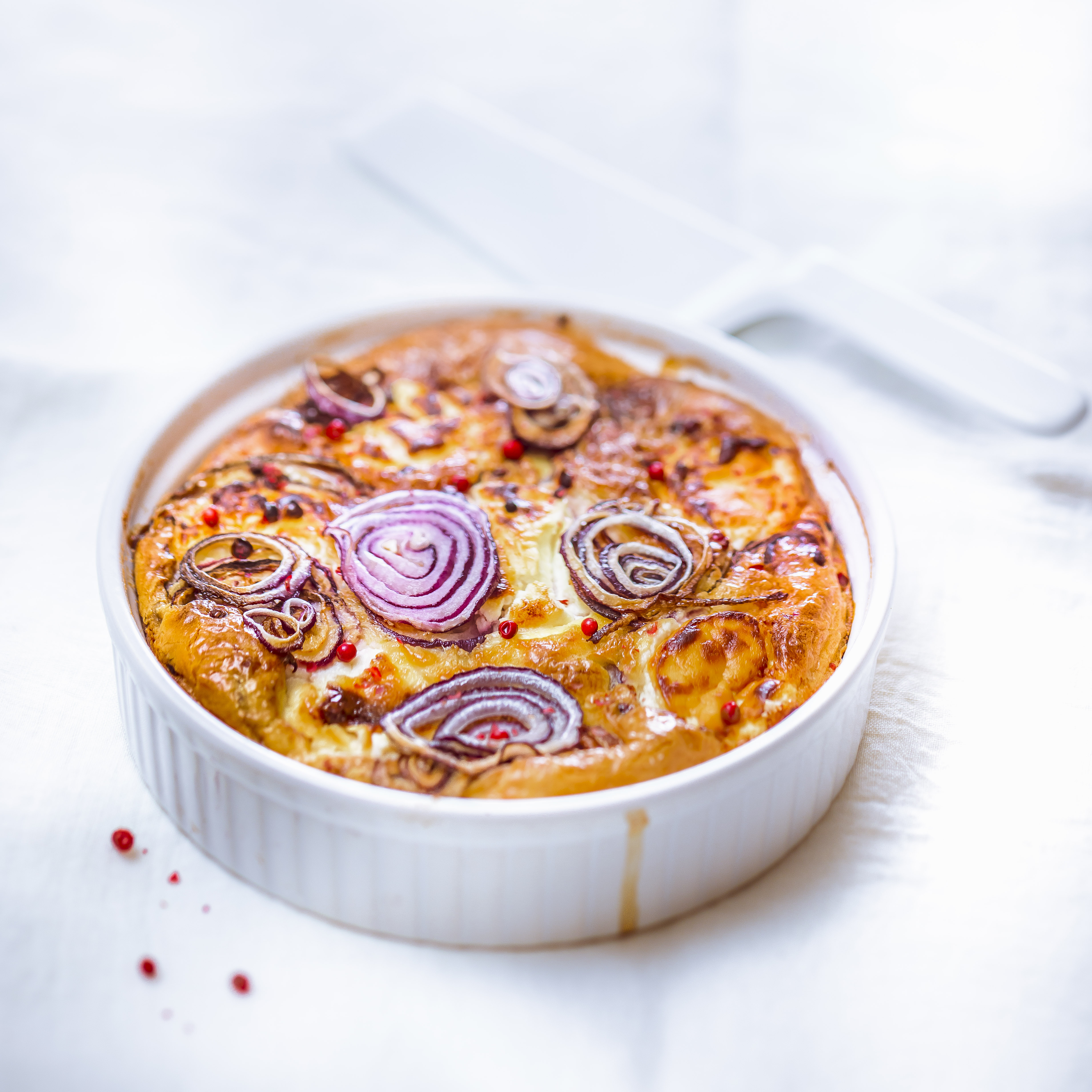 Quiche sin masa de cebollas rojas y queso de cabra