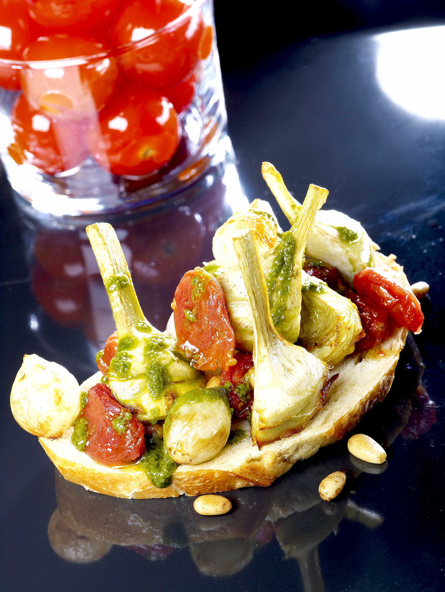 Crostini mit sautierten Kirschtomaten und marinierten Artischocken
