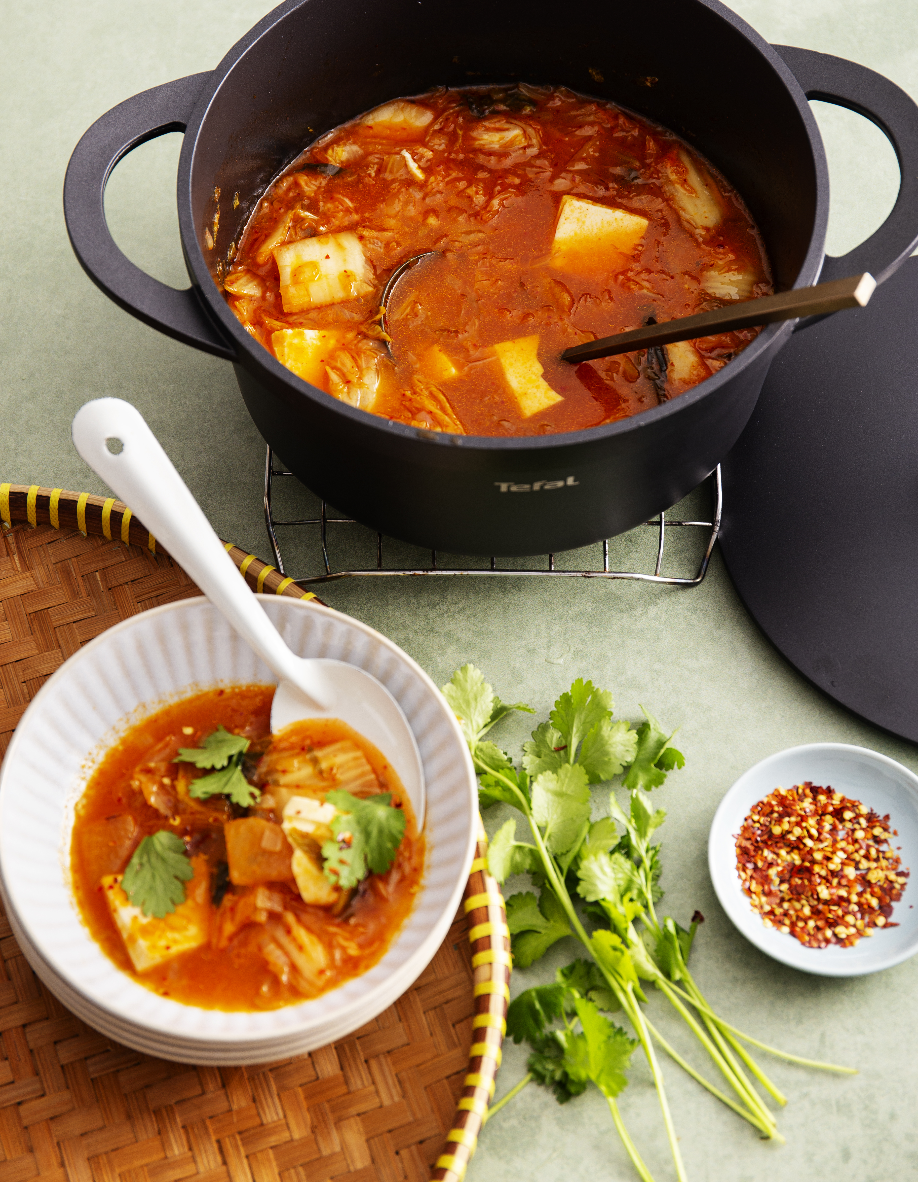 Koreaanse stoof met kimchi en tofu