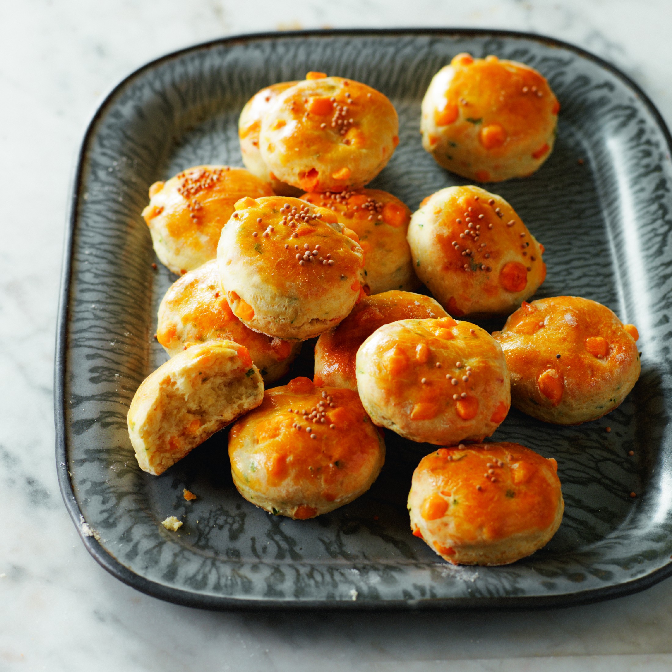 Scones com cheddar e cebolinho