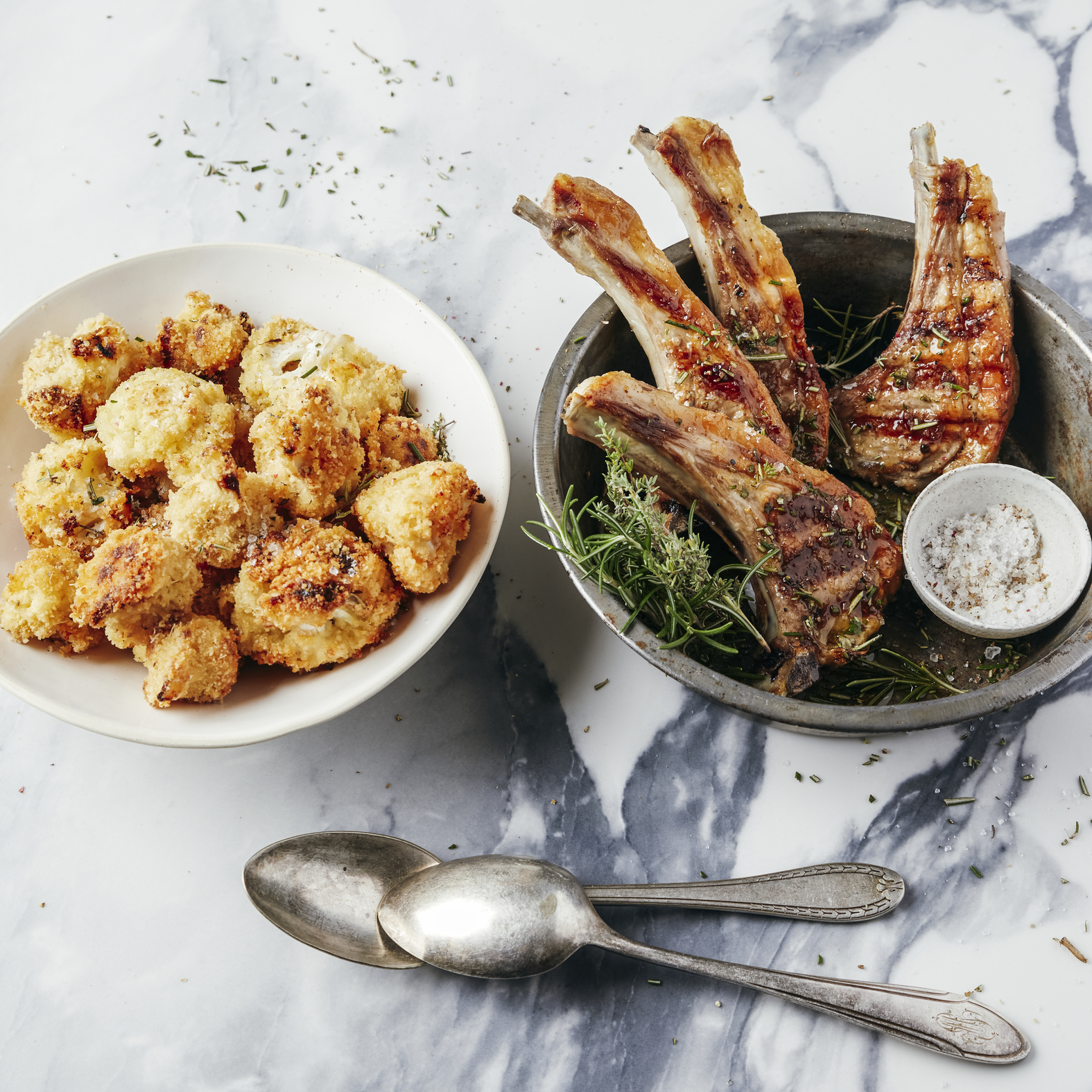 Chuletas de cordero y coliflor con ajo y parmesano