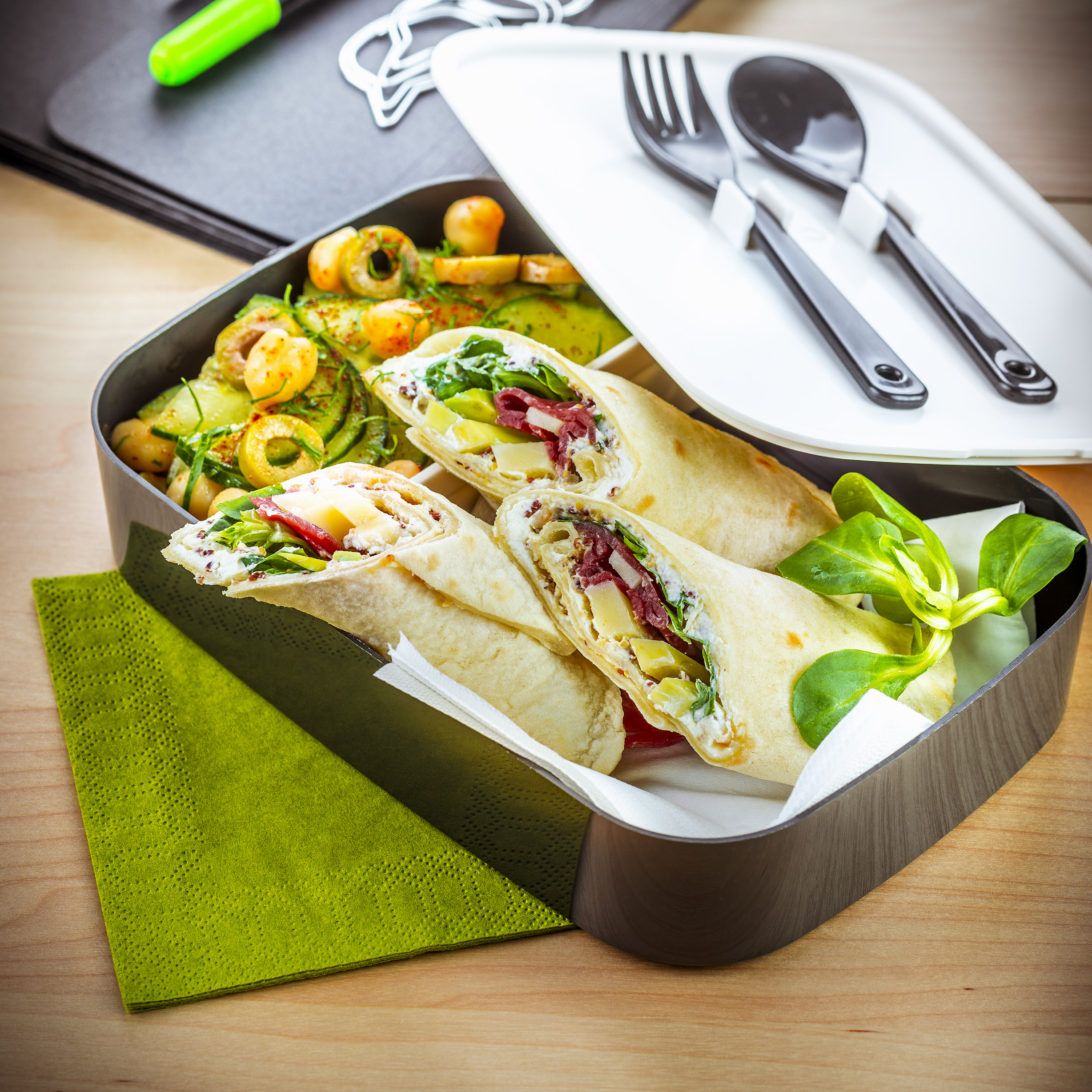 Wraps caseros y ensalada de garbanzos y pepino