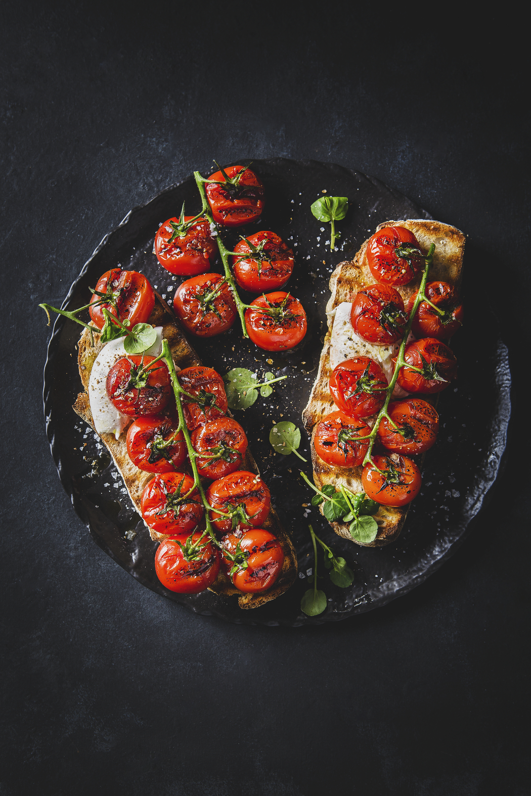 Gegrillte Cocktailtomaten am Zweig